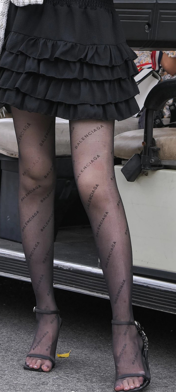 高跟鞋与黑丝的诱惑,尽显女性魅力👠  黑色高跟鞋与黑丝袜的搭配