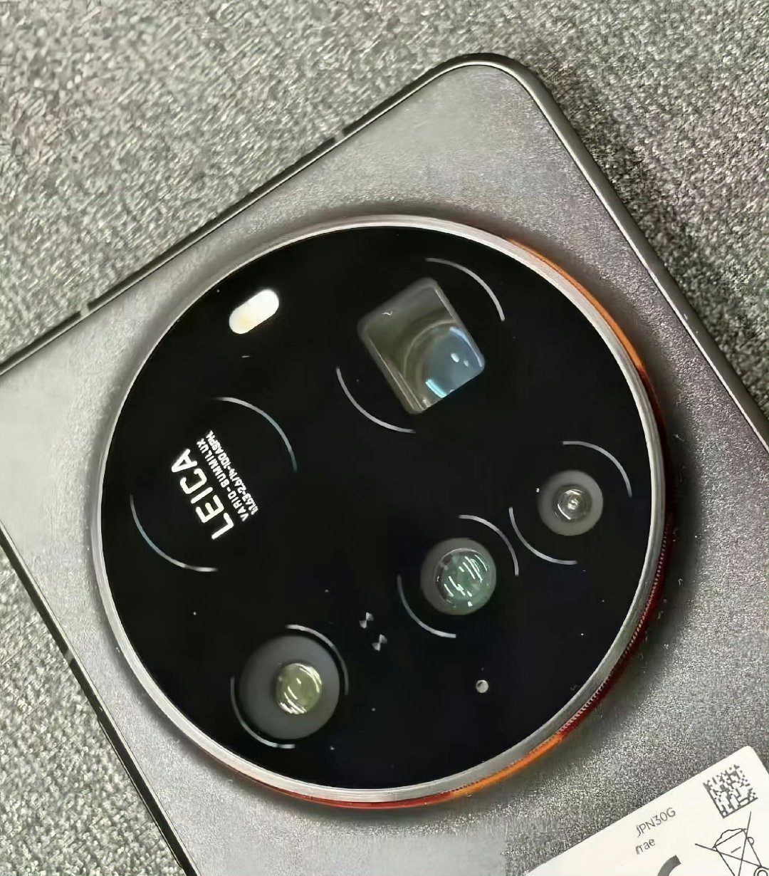 下面仨摄像头中间的那俩洞,是啥传感器