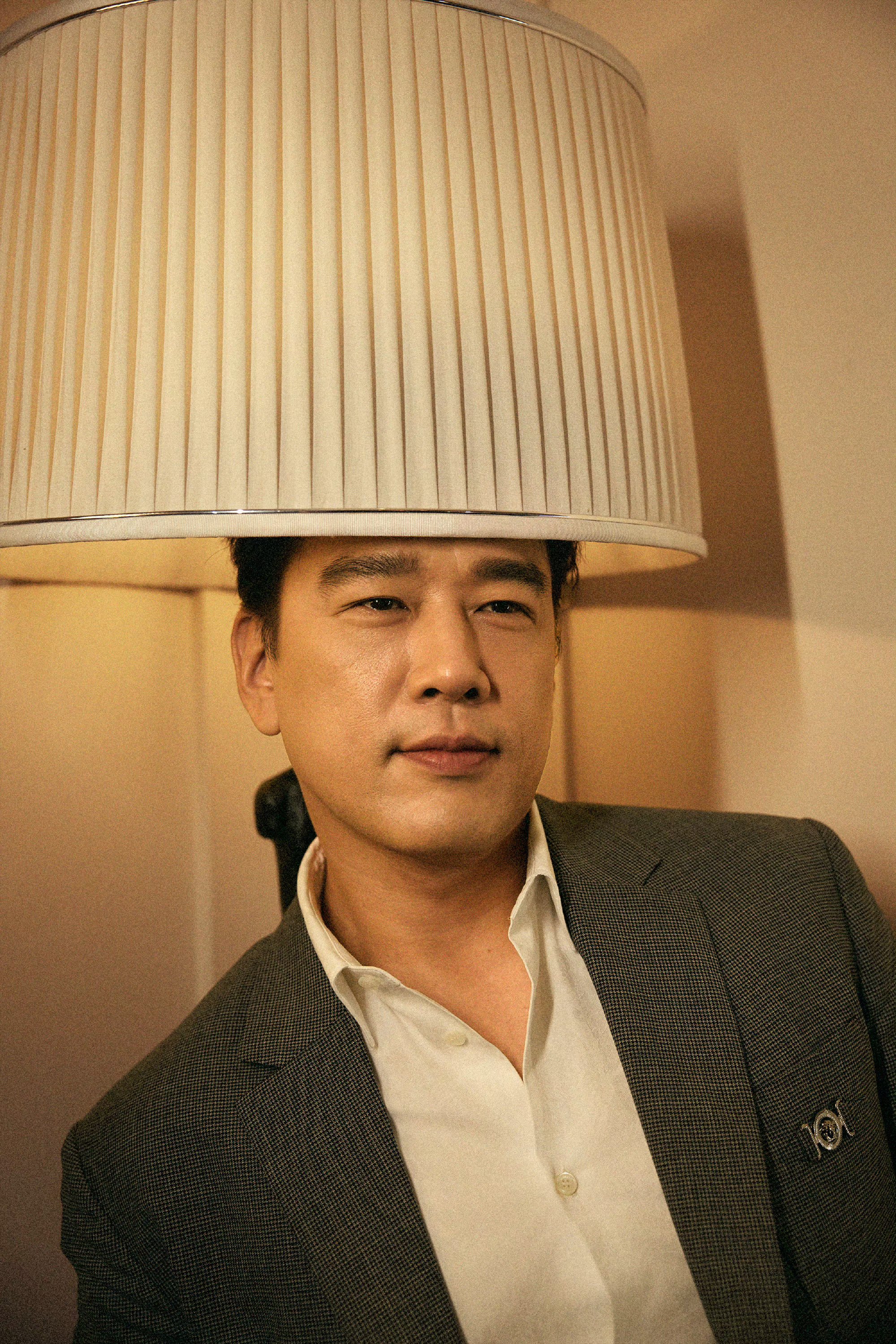 王耀庆[超话]#  浮光掠影,循迹绅士品格; 眼波深邃,见证典雅灵韵.