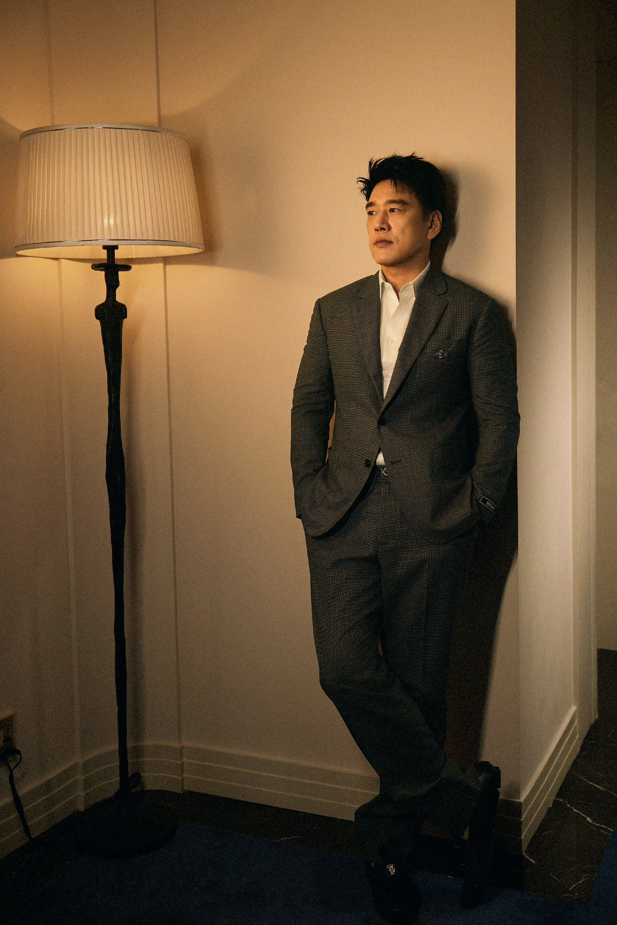 王耀庆[超话]#  浮光掠影,循迹绅士品格; 眼波深邃,见证典雅灵韵.