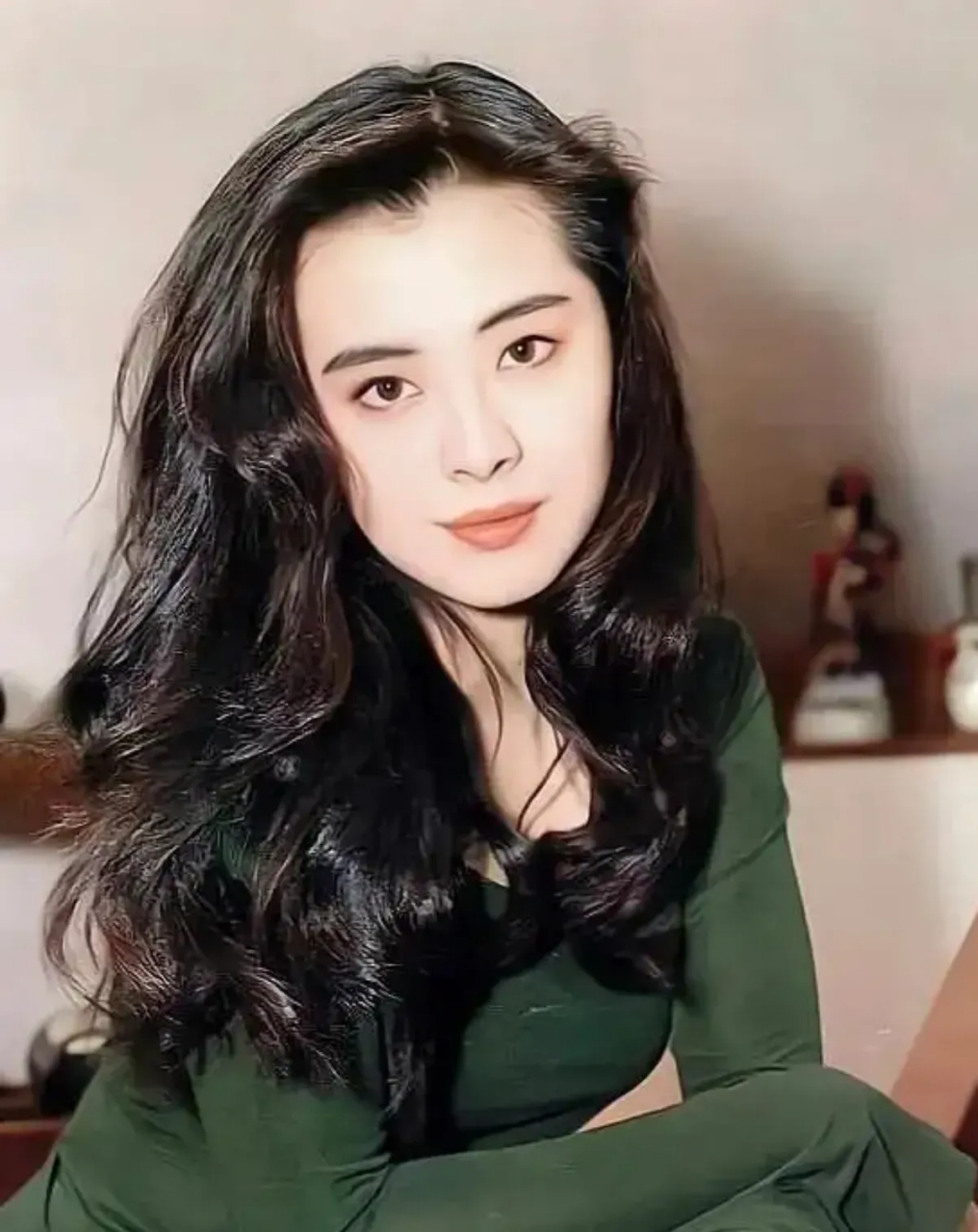 王祖贤的长相非常的漂亮时尚,很典型的港风女神,而且五官当中看上去