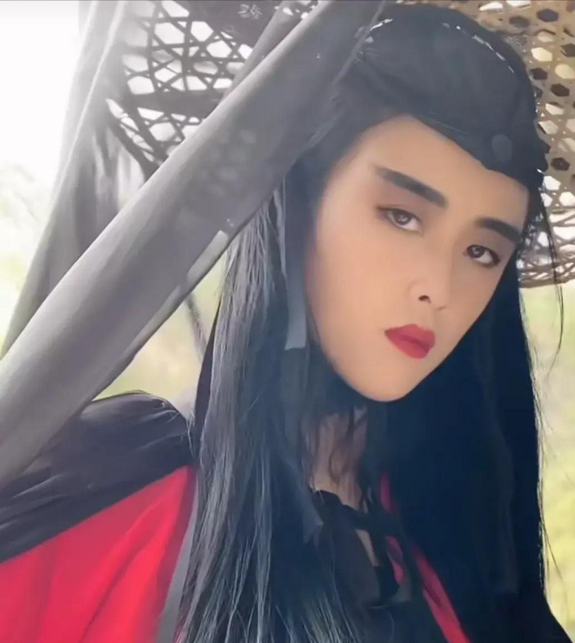 网络上面特别火的一个正在模仿王祖贤的女生,自认为长得特别的像