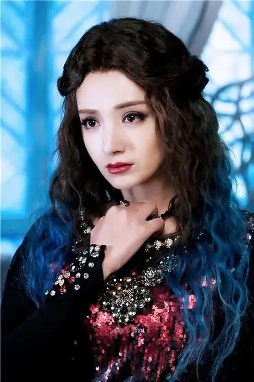 麦迪娜也是一个人间绝色啊 当初在还珠格格当中演香妃,那真的是惊艳了