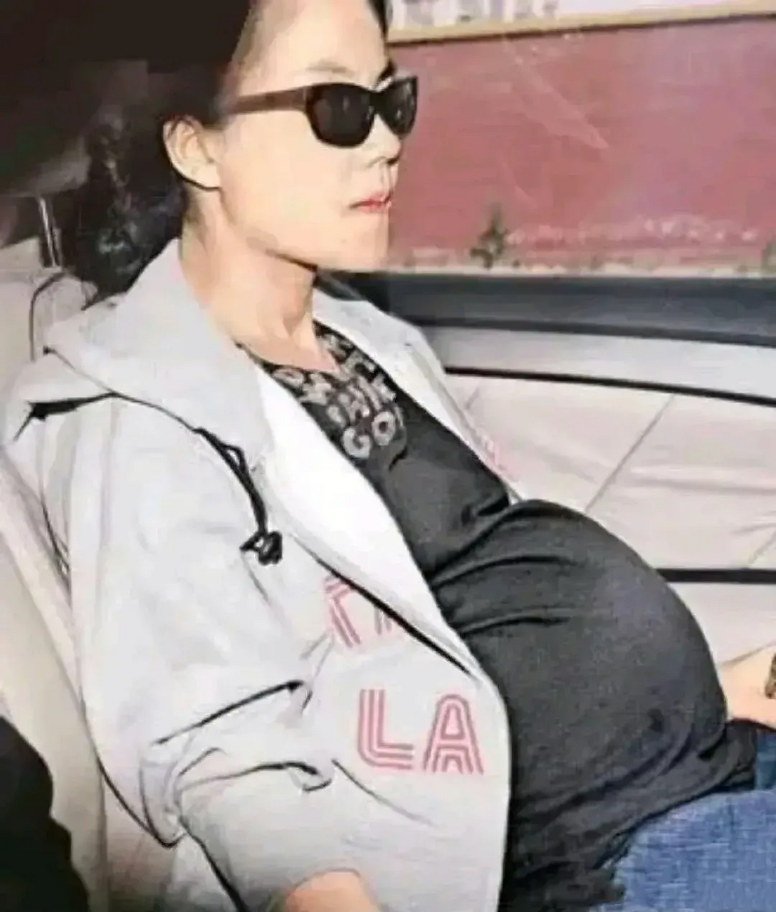 王菲怀孕时的照片,虽然已经怀孕了,但是看上去依旧是特别的霸气,眼神