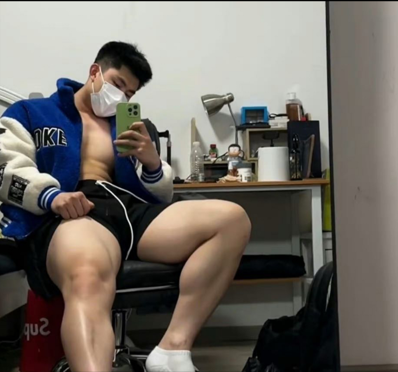 有些山东的男孩发育的就是比较好,高大壮硕虎背熊腰,外加上帅气爷们的