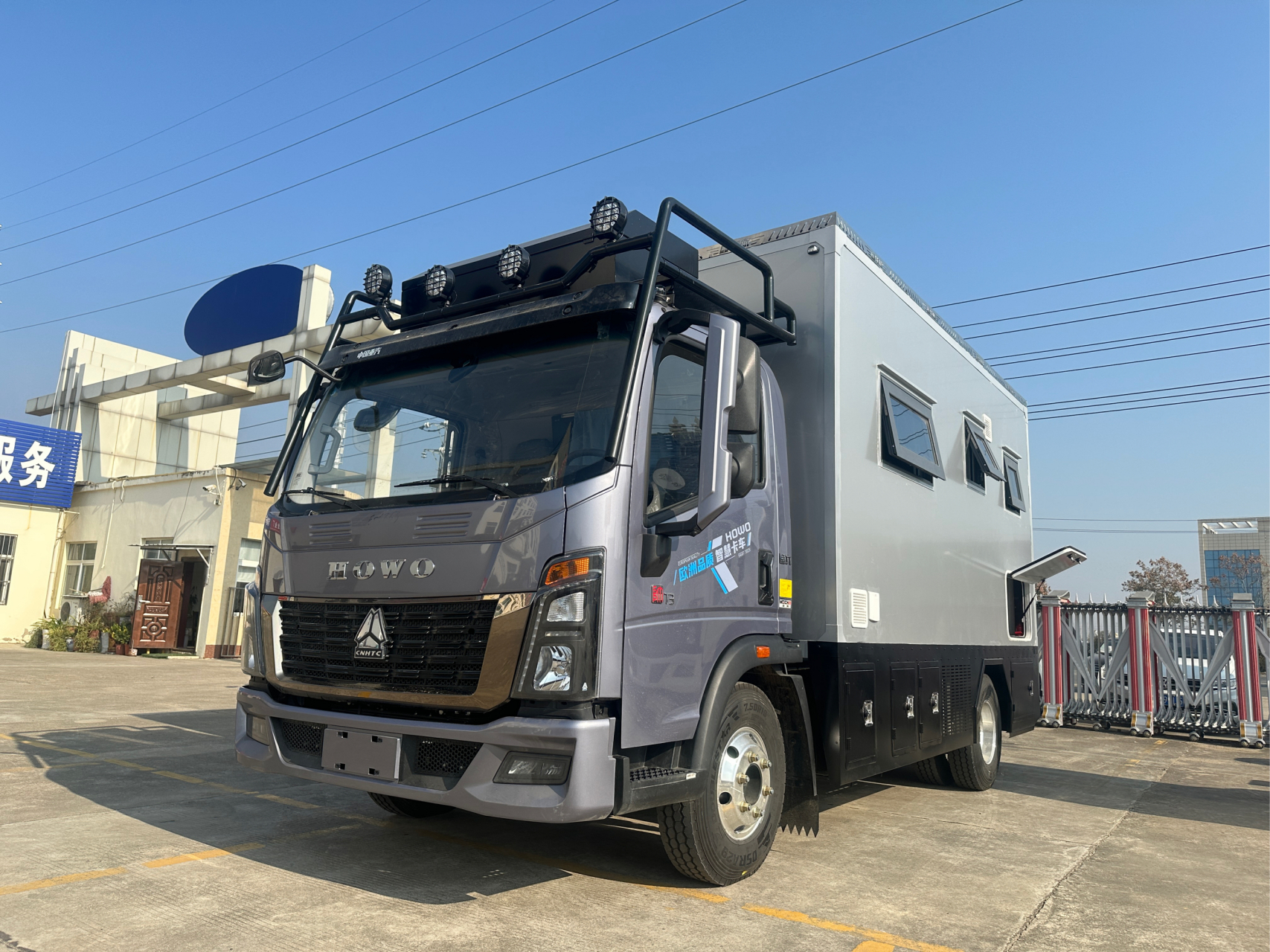 重汽豪沃t7l重卡房车,开启新奇体验之旅07  豪沃t7l重卡房车,灰色