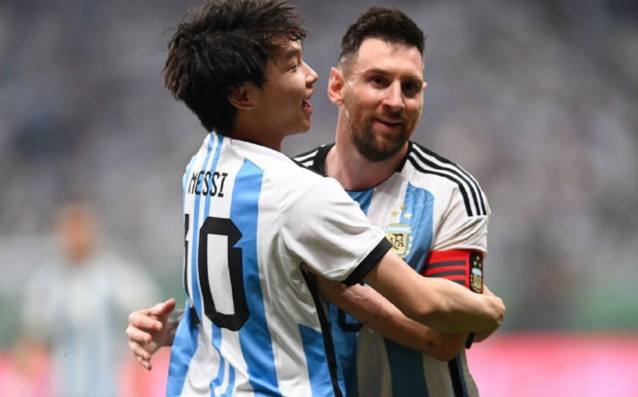 拥抱梅西球迷同款球鞋搜索量暴涨  "拥抱梅西球迷同款球鞋热卖中!