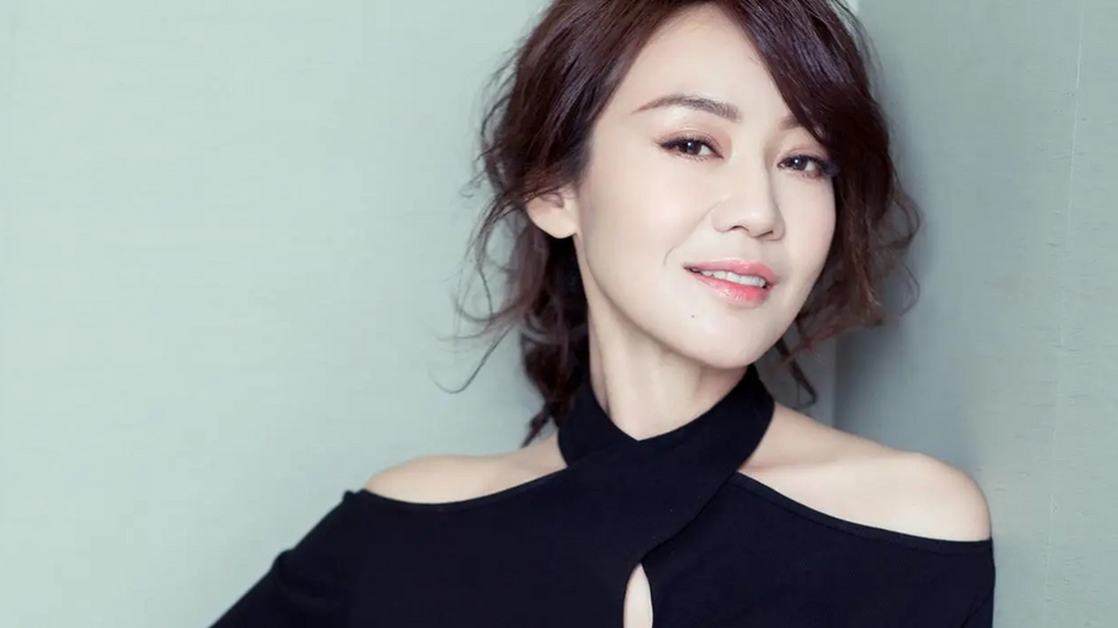 闫妮在刘畊宏直播间摆烂式跳操  热辣明星闫妮现场演砸跳操 撩笑一跃