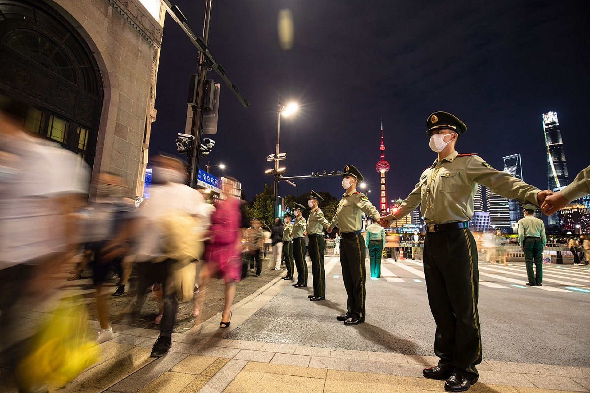 上海武警拉链式人墙上线  五一上海南京路大狂欢:武警拉链人墙,人潮如