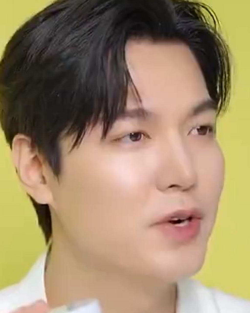 37岁的韩国演员李敏镐最近在新的广告中出现时,观众们发现他的外貌