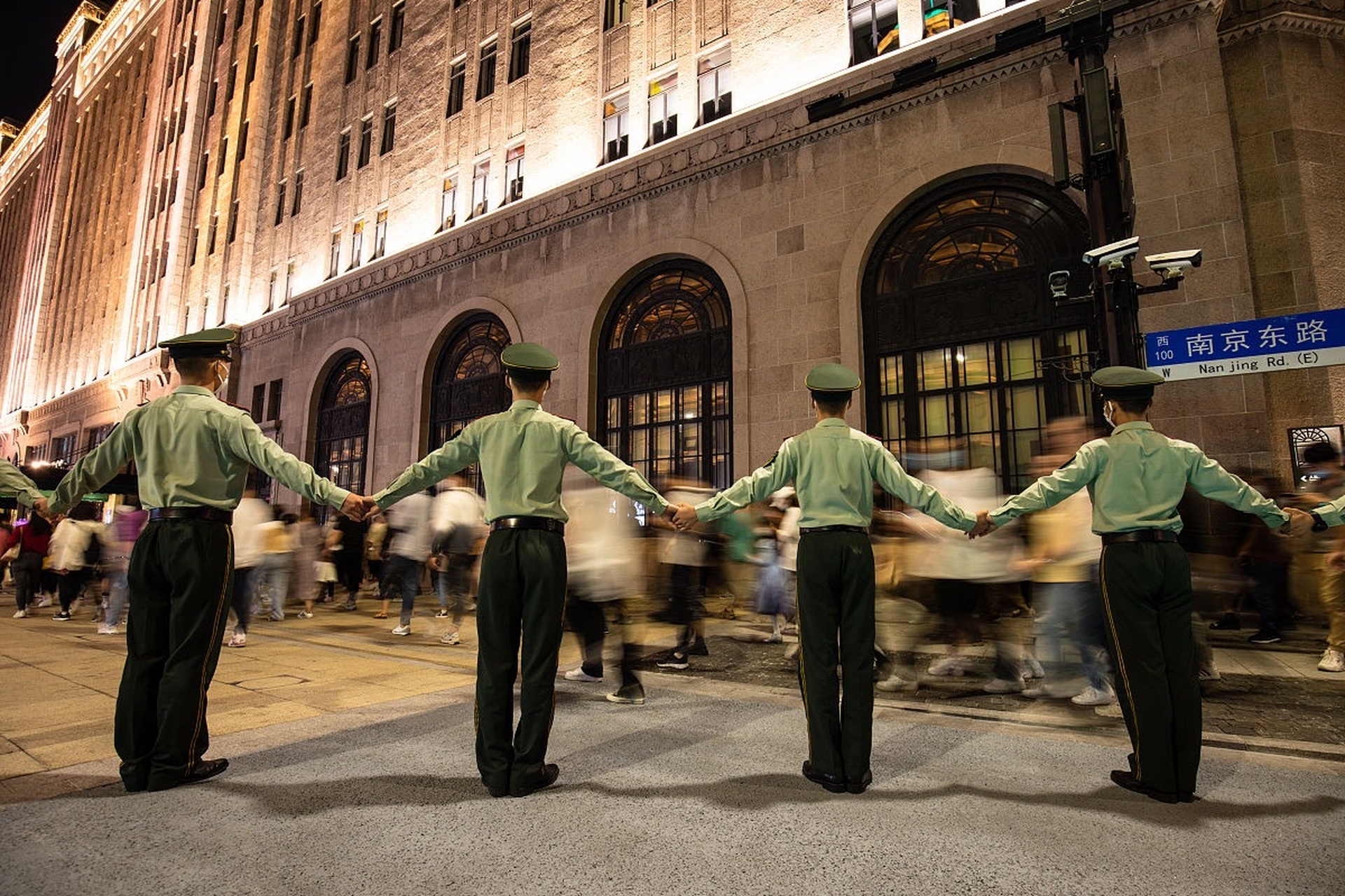 上海武警拉链式人墙上线  五一上海南京路大狂欢:武警拉链人墙,人潮如