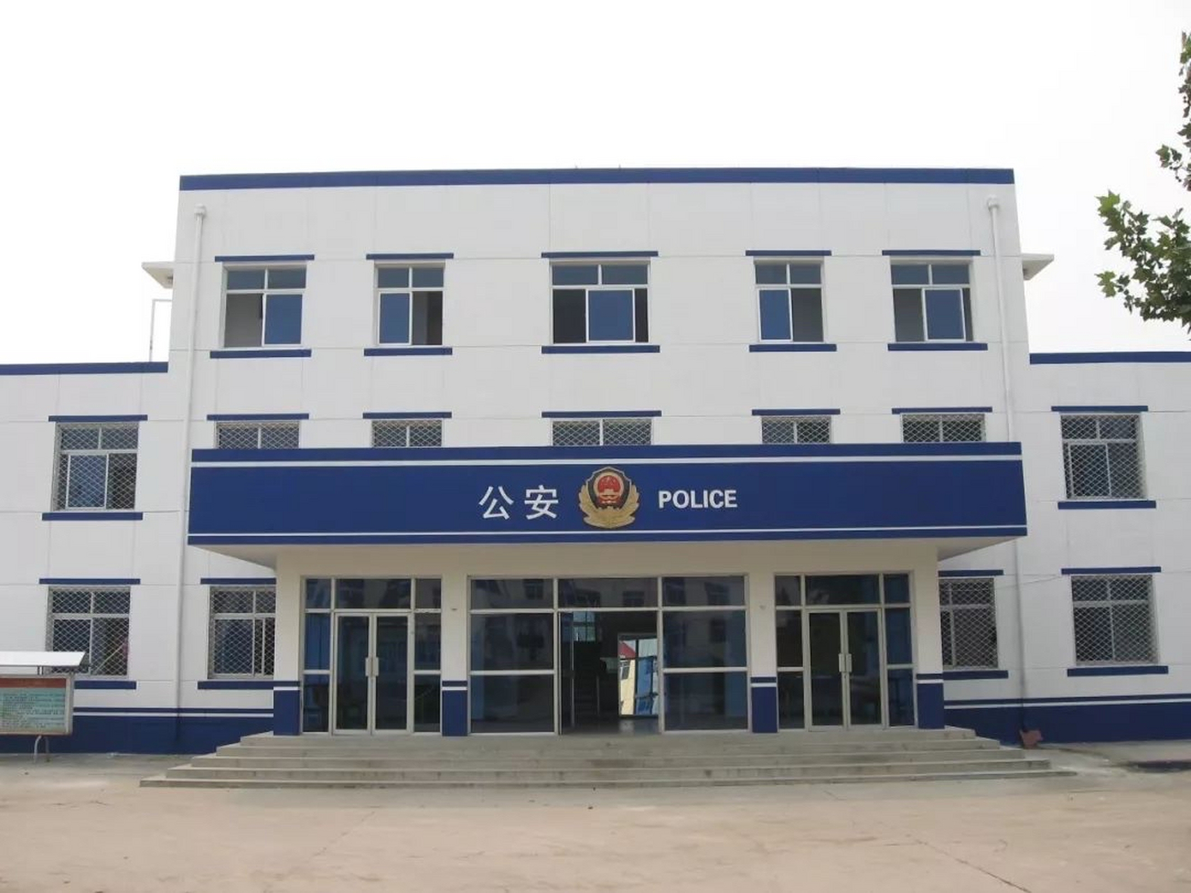 孕妇冒雨跪派出所门口 警方回应  5月11日,在广西玉林市,一名孕妇在