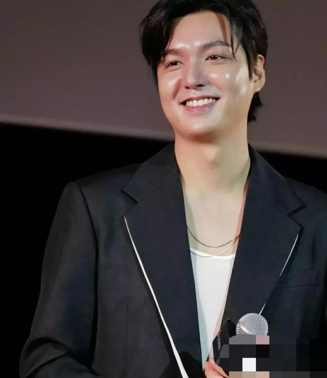 37岁的韩国演员李敏镐最近在新的广告中出现时,观众们发现他的外貌