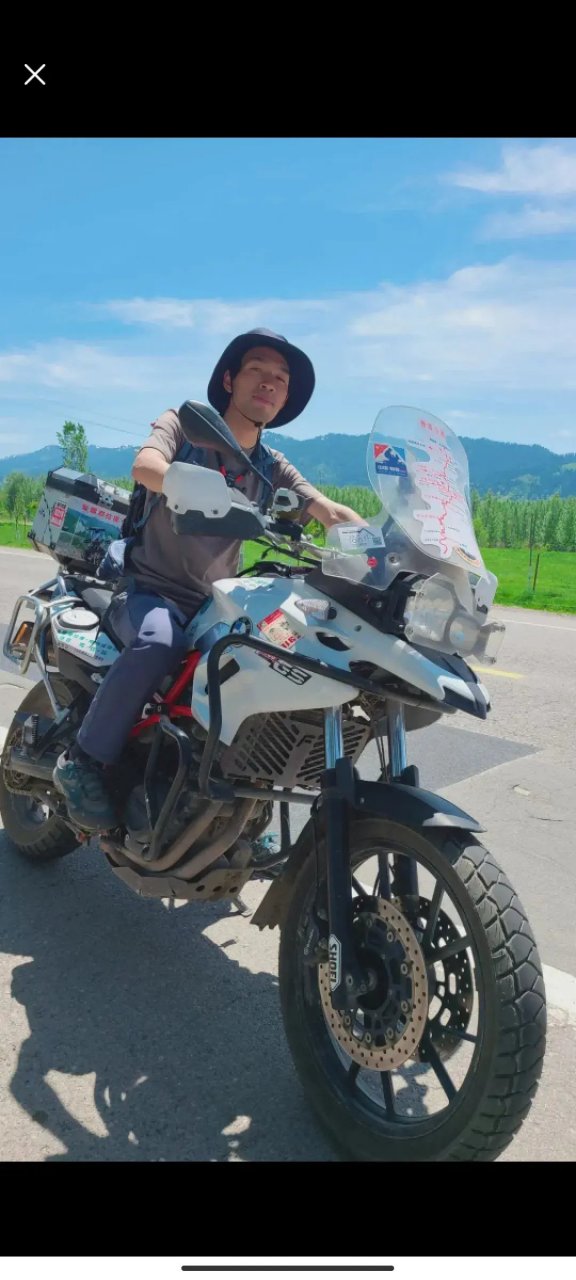 这是网友在路上偶遇了骑行自媒体人"徐云流浪中国"的徐云.