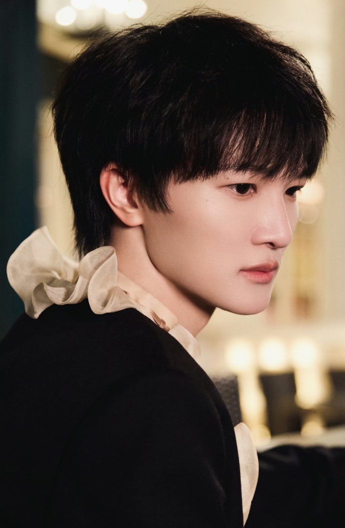 蕾丝边打底衣,感觉越来越女化了,穿衣打扮这样,周深发型周深的头发是