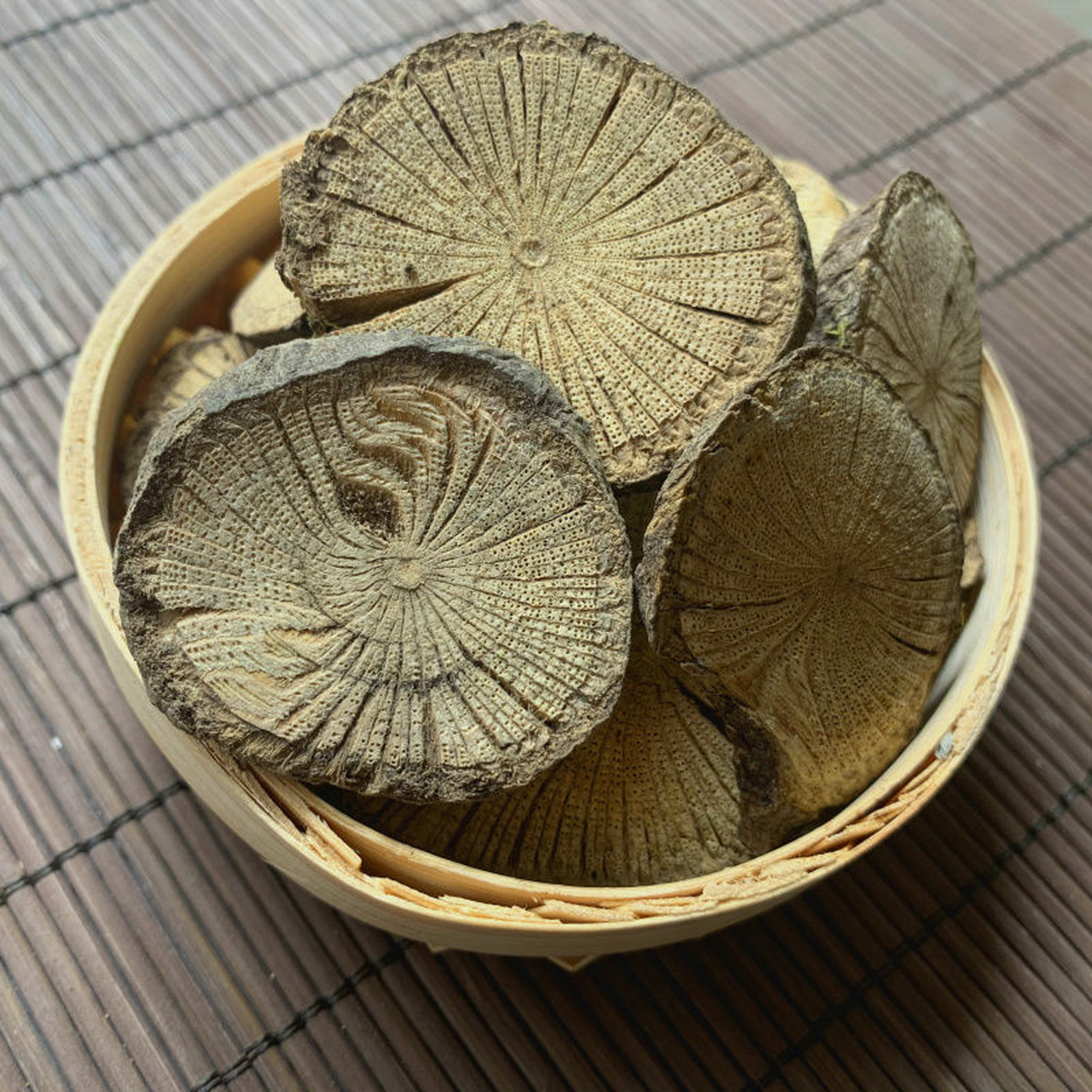 科多年生木质藤本植物粉防己或马兜铃科多年生缠绕草本植物广防己的根