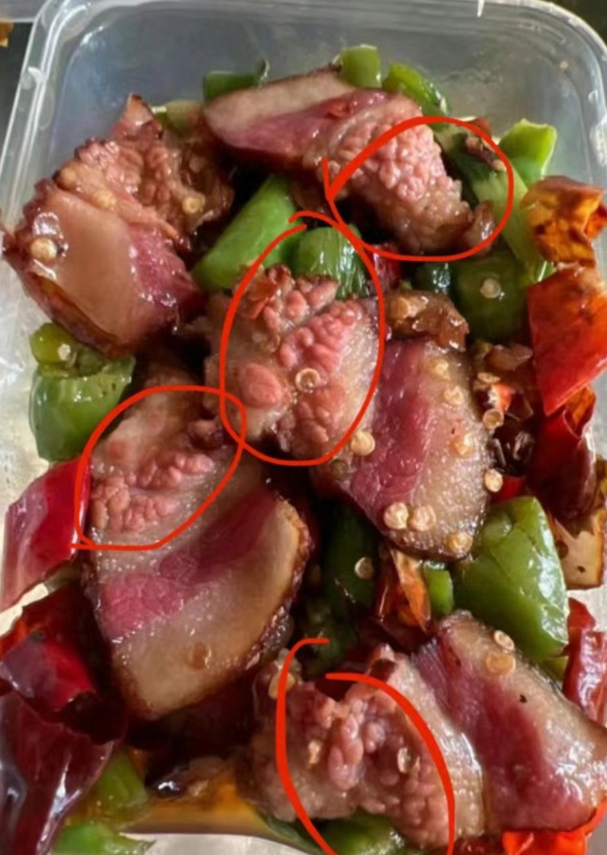 感觉这家饭馆的菜品还可以,色香味俱佳,等夹到这个菜时,给我恶心死了