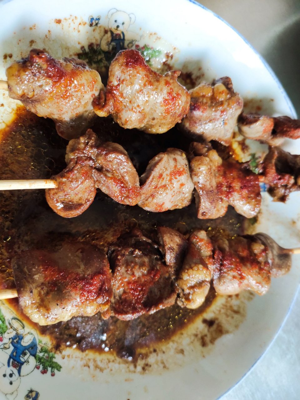 老婆买回鸡心后,先是一个个剪开清理干净,然后用酱油,醋,盐等腌十几