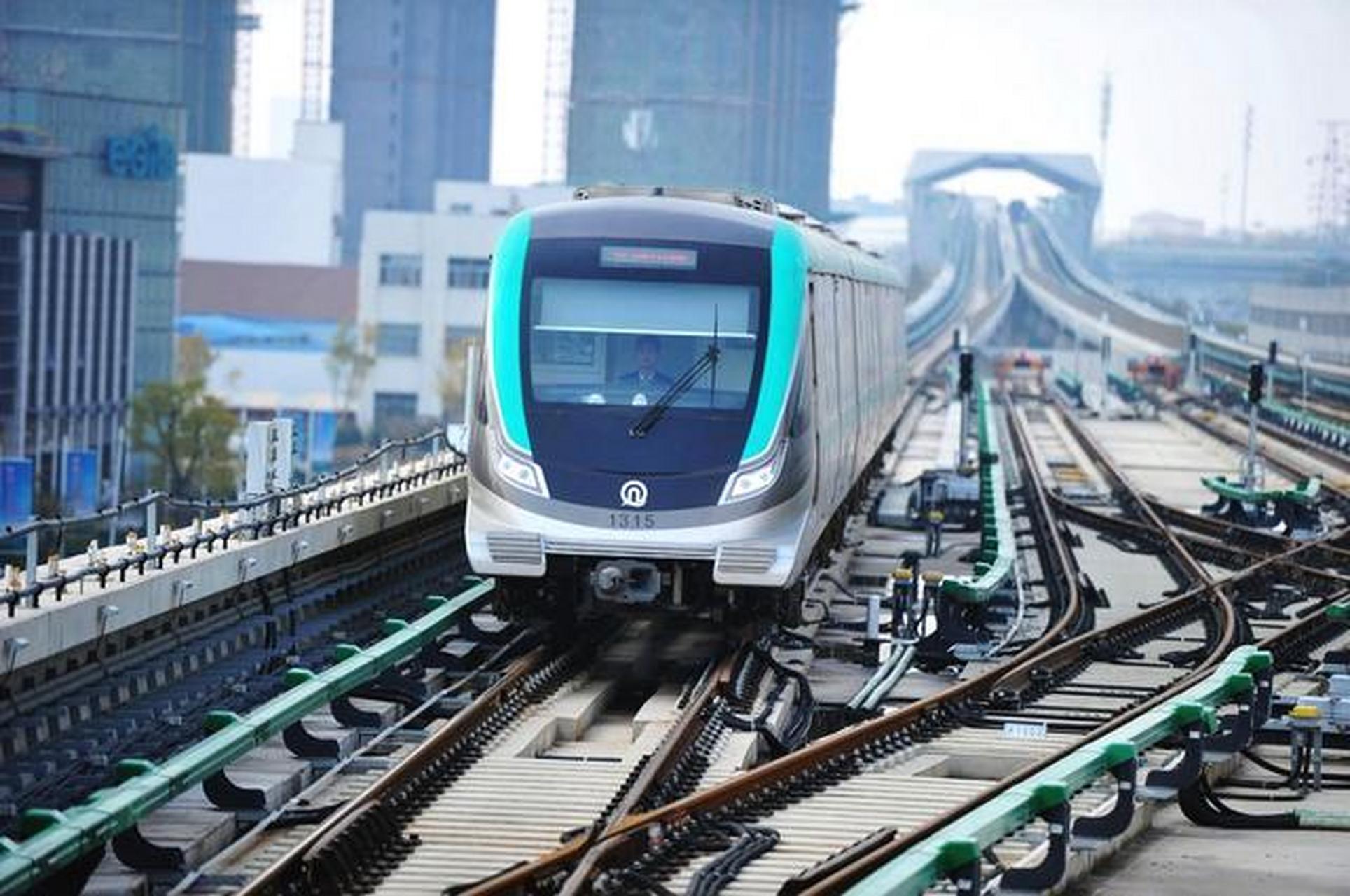 【青岛地铁2号,3号线缩短发车间隔】今天,据青岛地铁集团消息,为持续