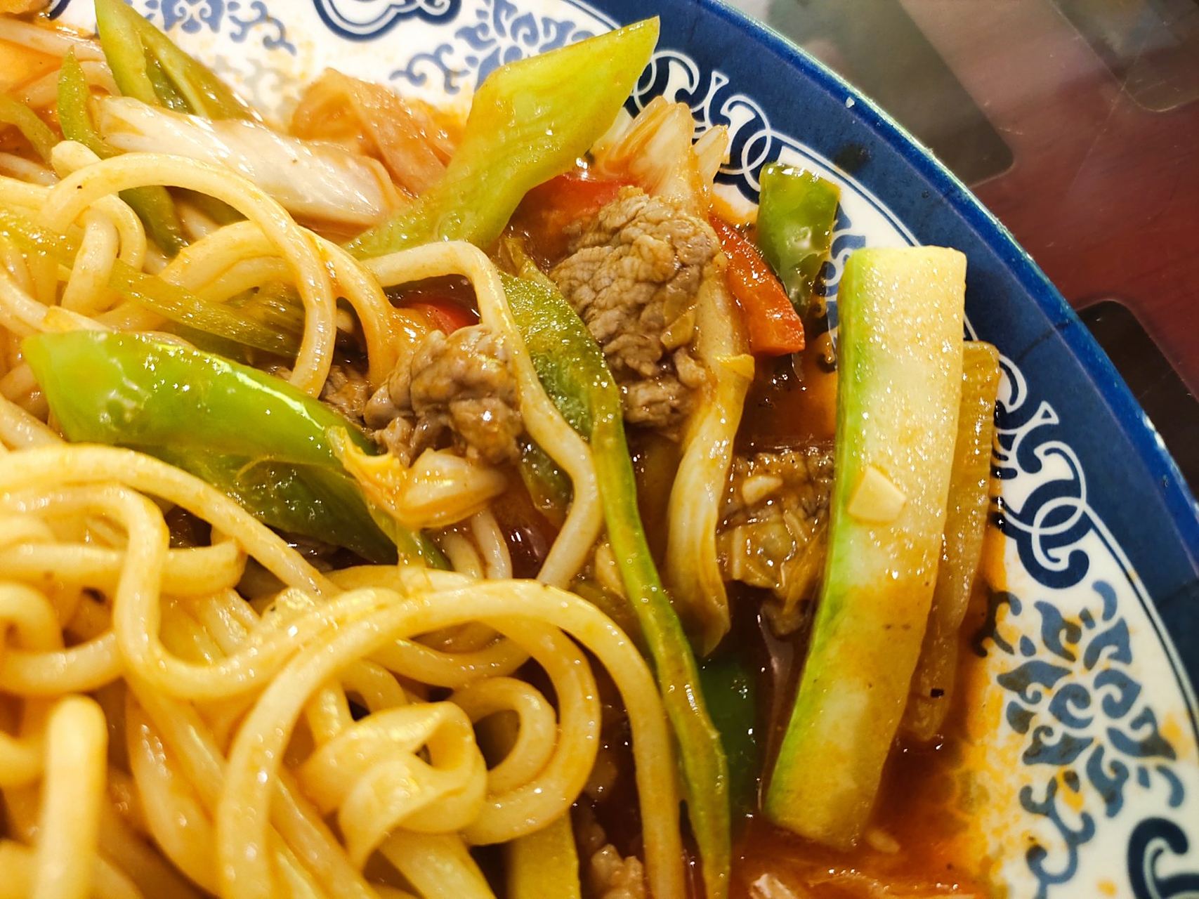 端上桌来,这哪是牛肉炒拉面,感觉拉面炒牛肉还差不多.