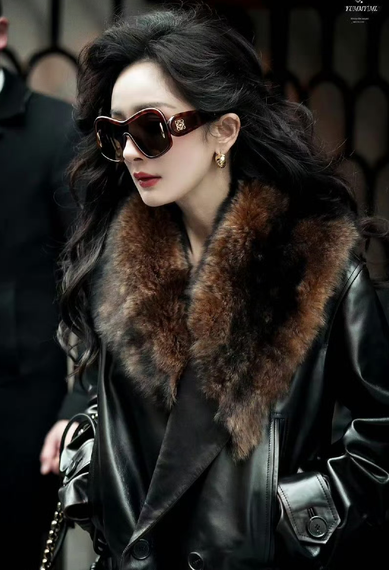 杨幂巴黎时装周最新造型:上市公司总裁出街既视感#娱乐最前沿# #杨幂