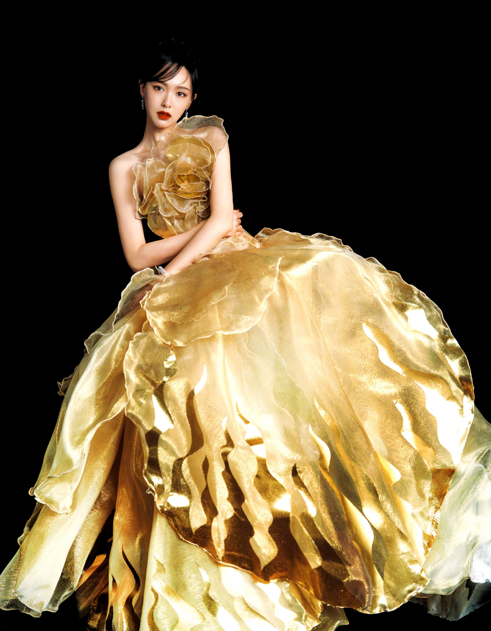 金光闪闪的唐嫣,唐嫣穿这一条金光闪闪的裙子也太好看了吧