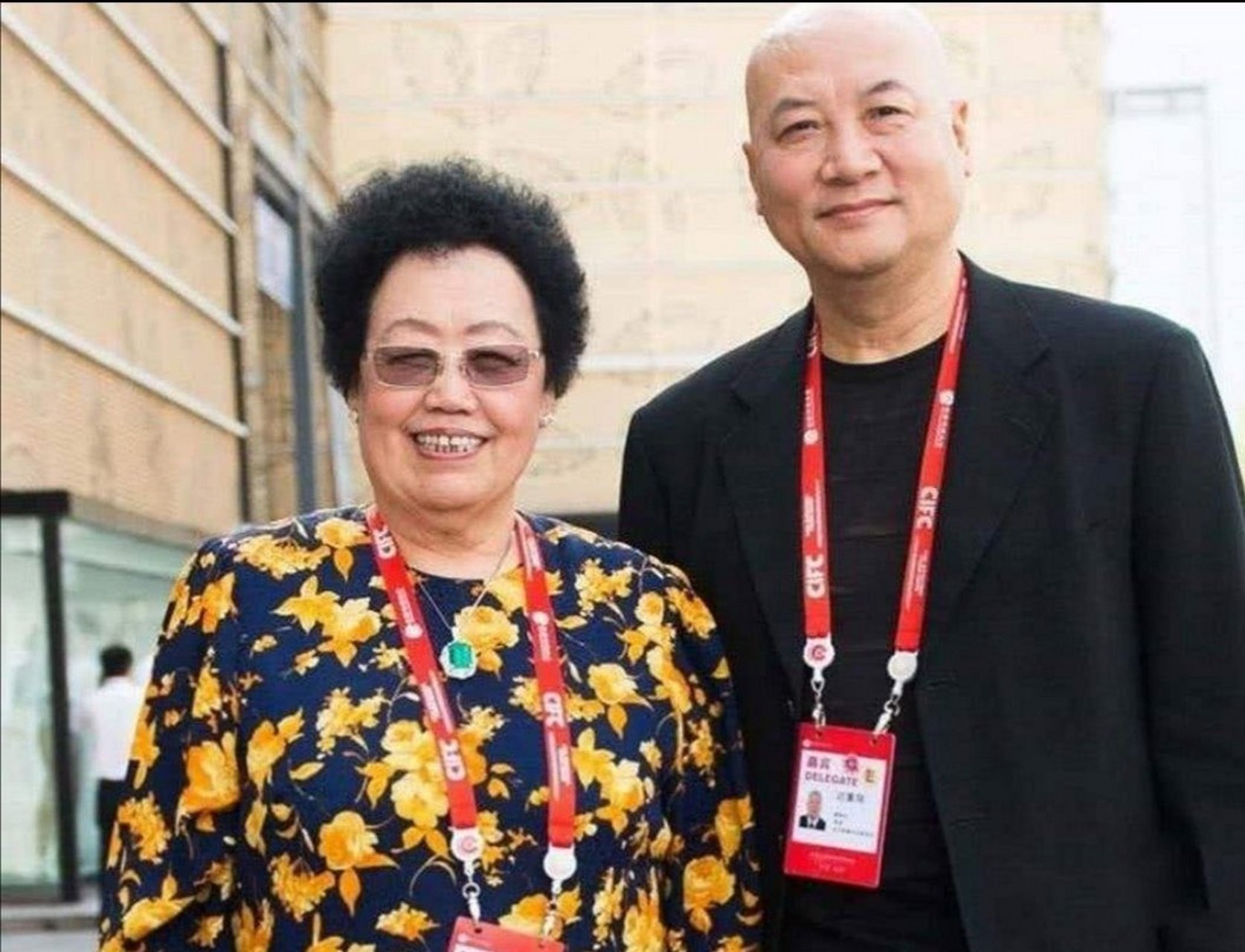 百亿女富豪陈丽华的孙女在美国上学,有一次她爸爸去办事顺便想看看她.