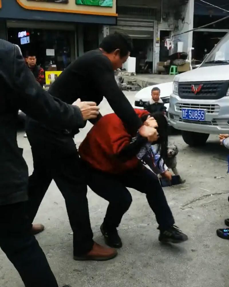 同事的妻子,四十多岁,无业的家庭主妇