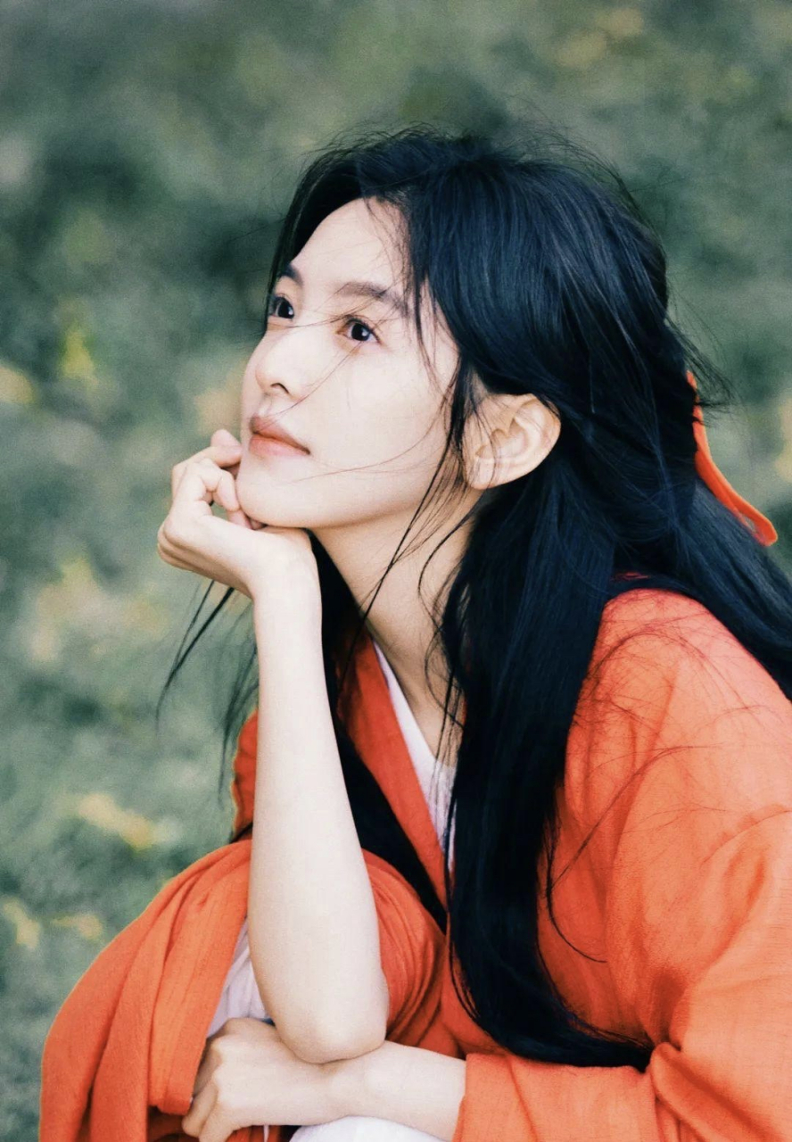 章若楠红衣撑伞照:红衣飒爽,清冷艳丽,古装造型惊艳时光