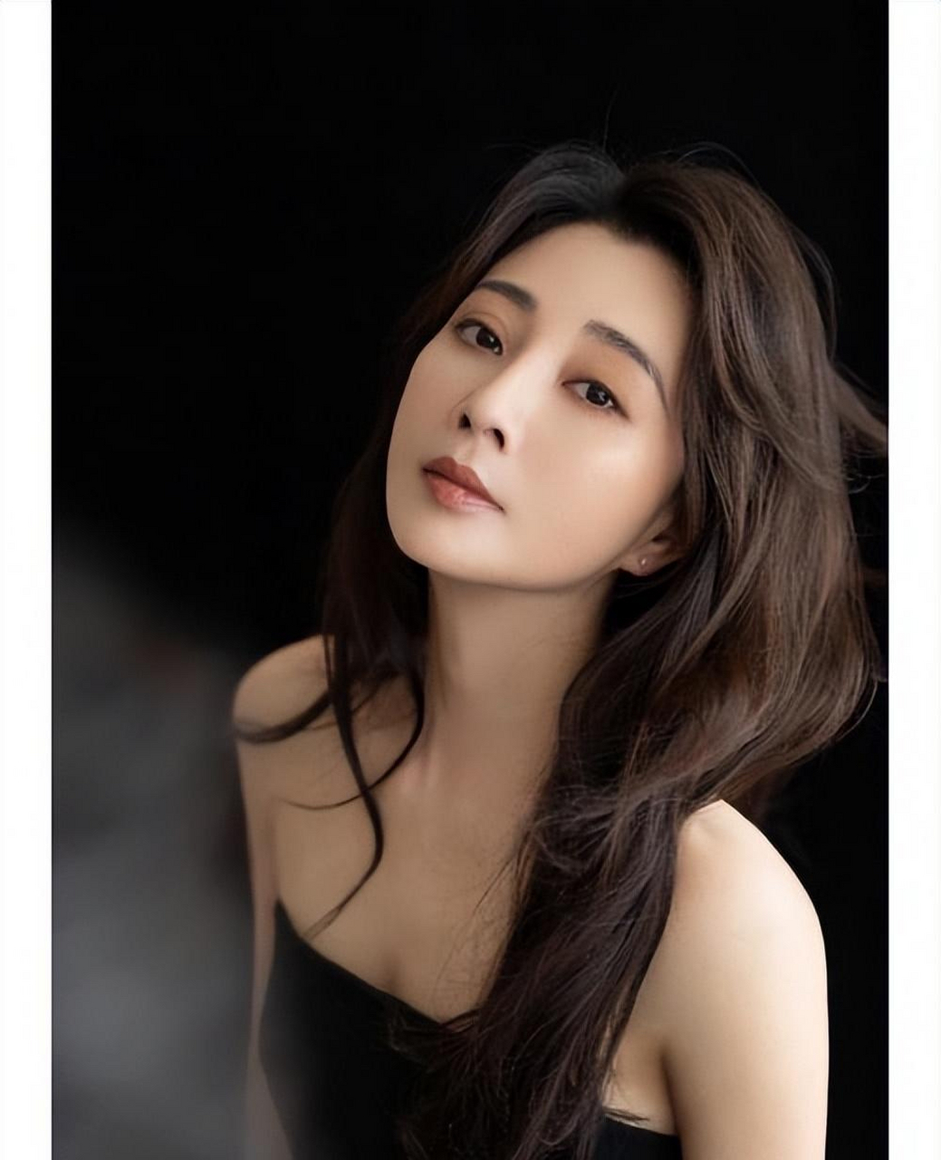 当46岁陈数与43岁殷桃同台而站,我才彻底明白,啥才叫顶级骨相!