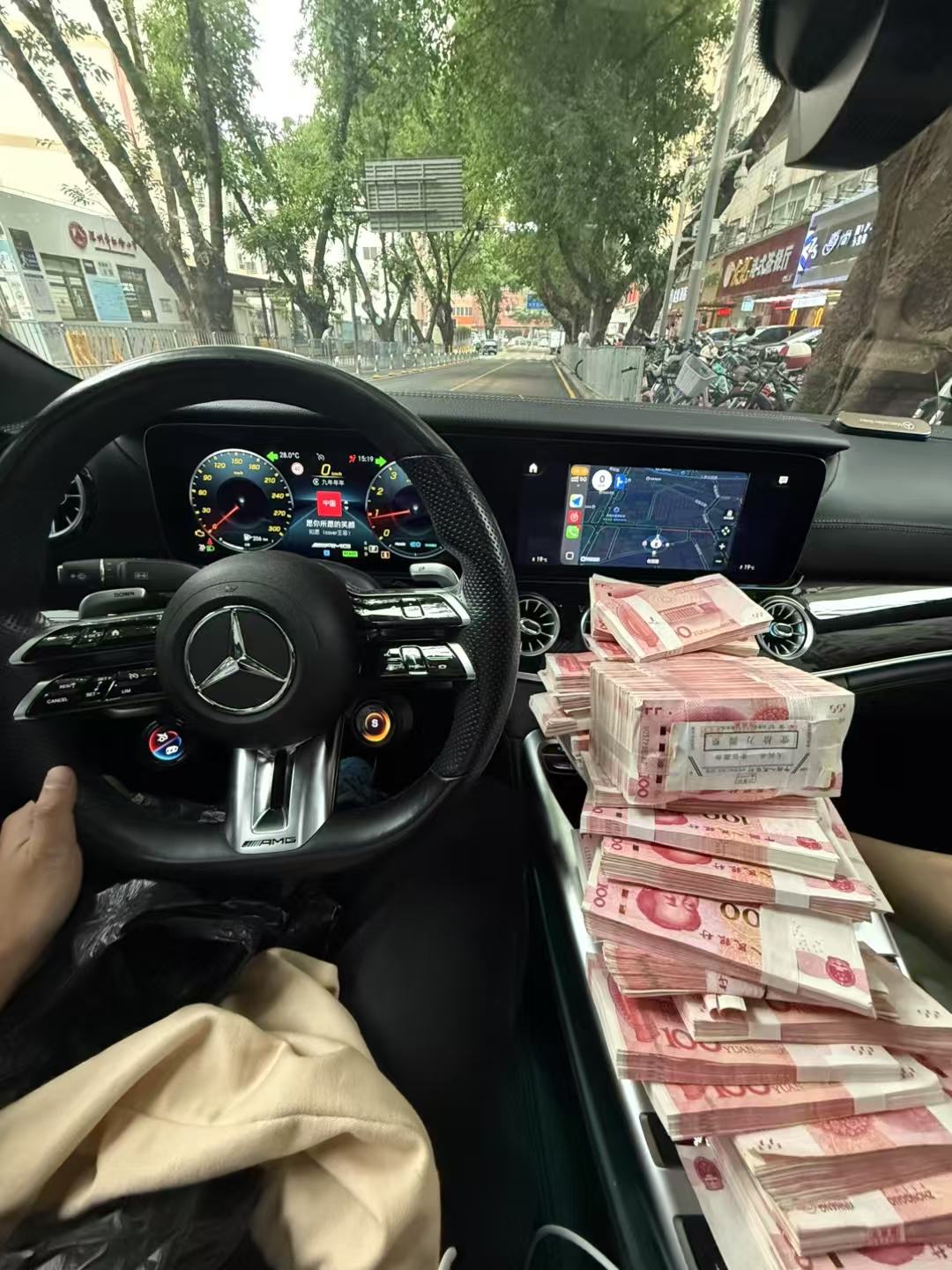 我靠,这钱堆得比我肚子还高,奔驰车里这是刚抢了银行?