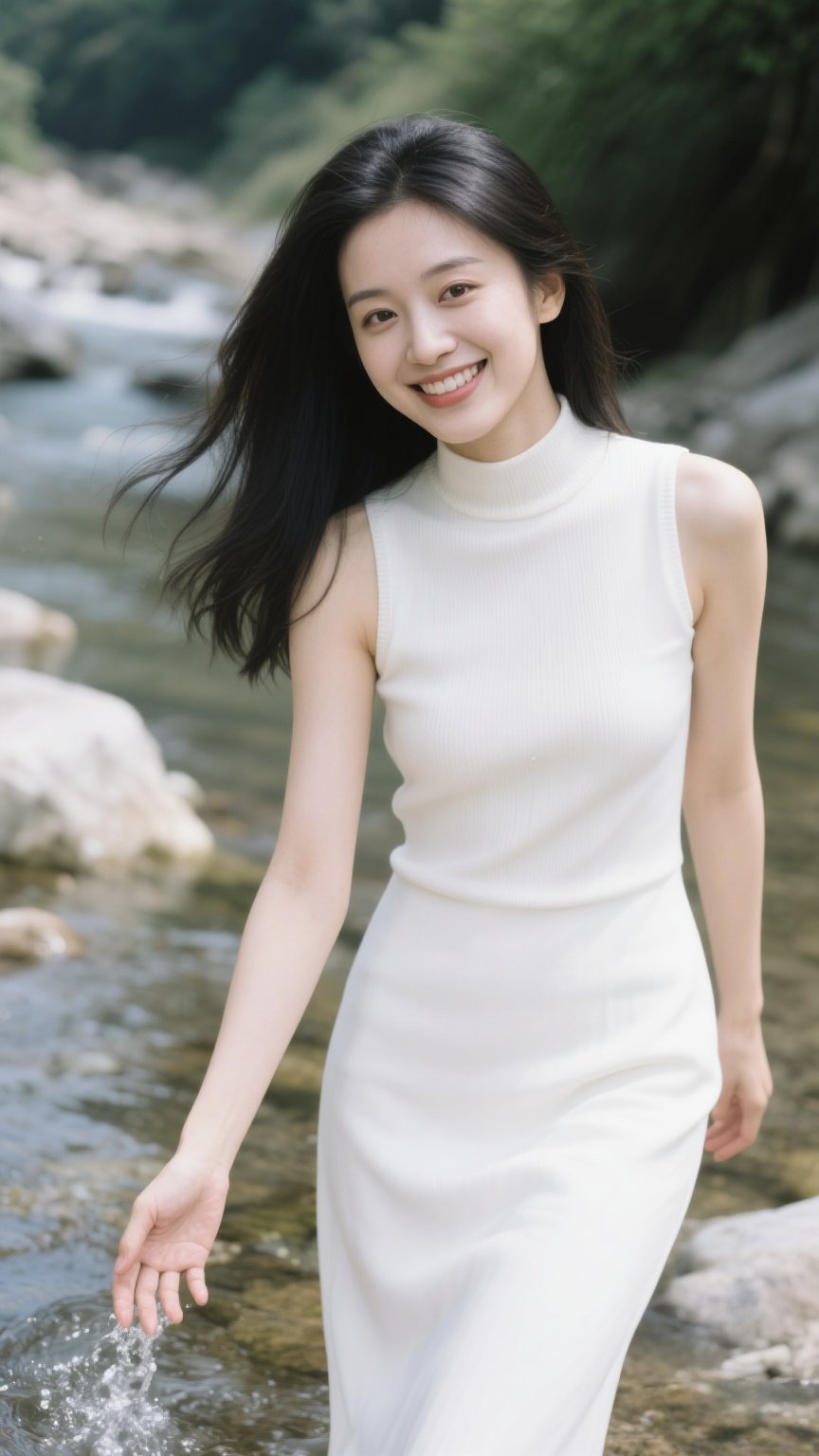 山溪畔的纯净之美 青山绿水间,一位女子浅笑盈盈