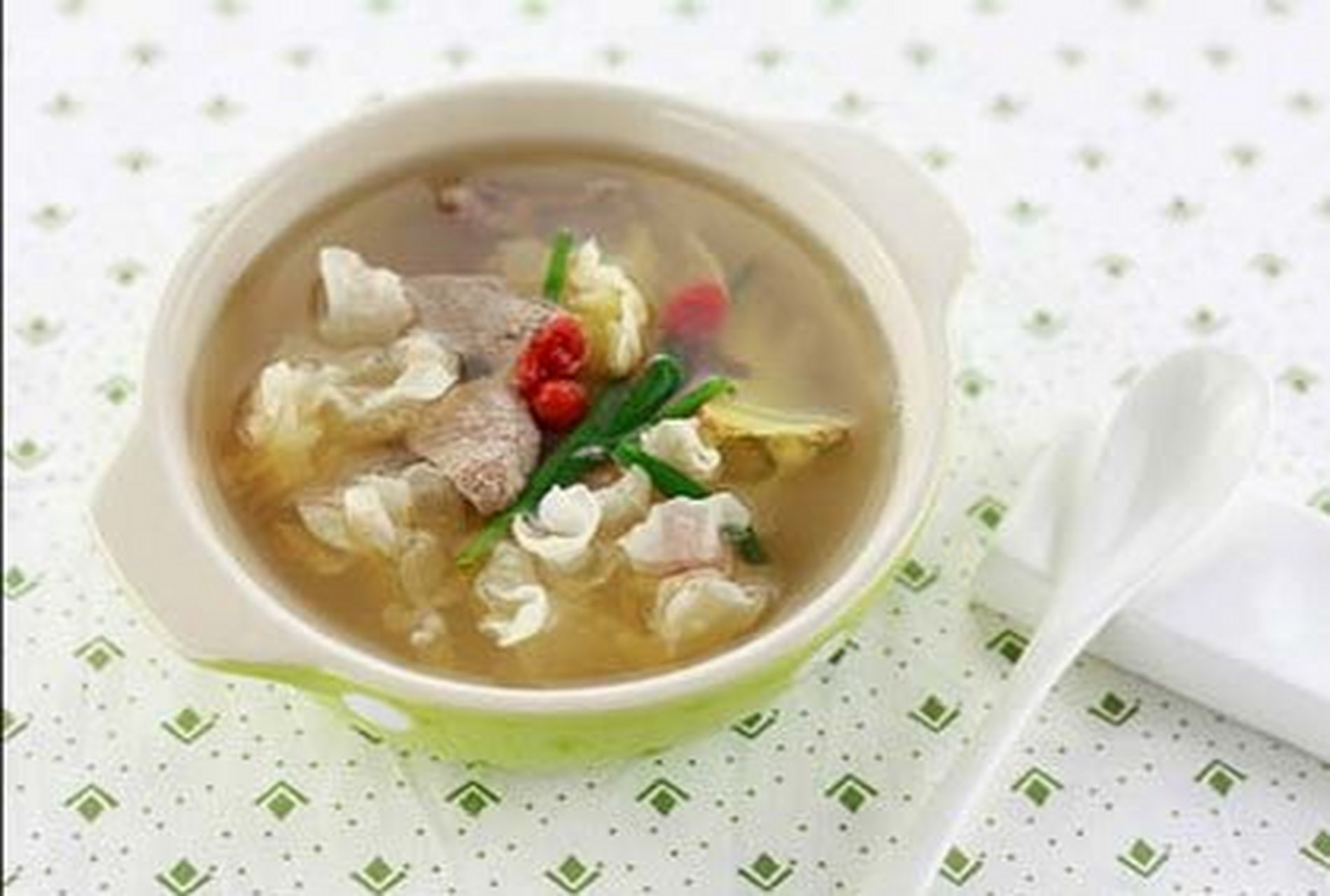 1,具体做法是红枣7个洗净,每个剪7刀,放400毫升开水中闷8个小时,小火