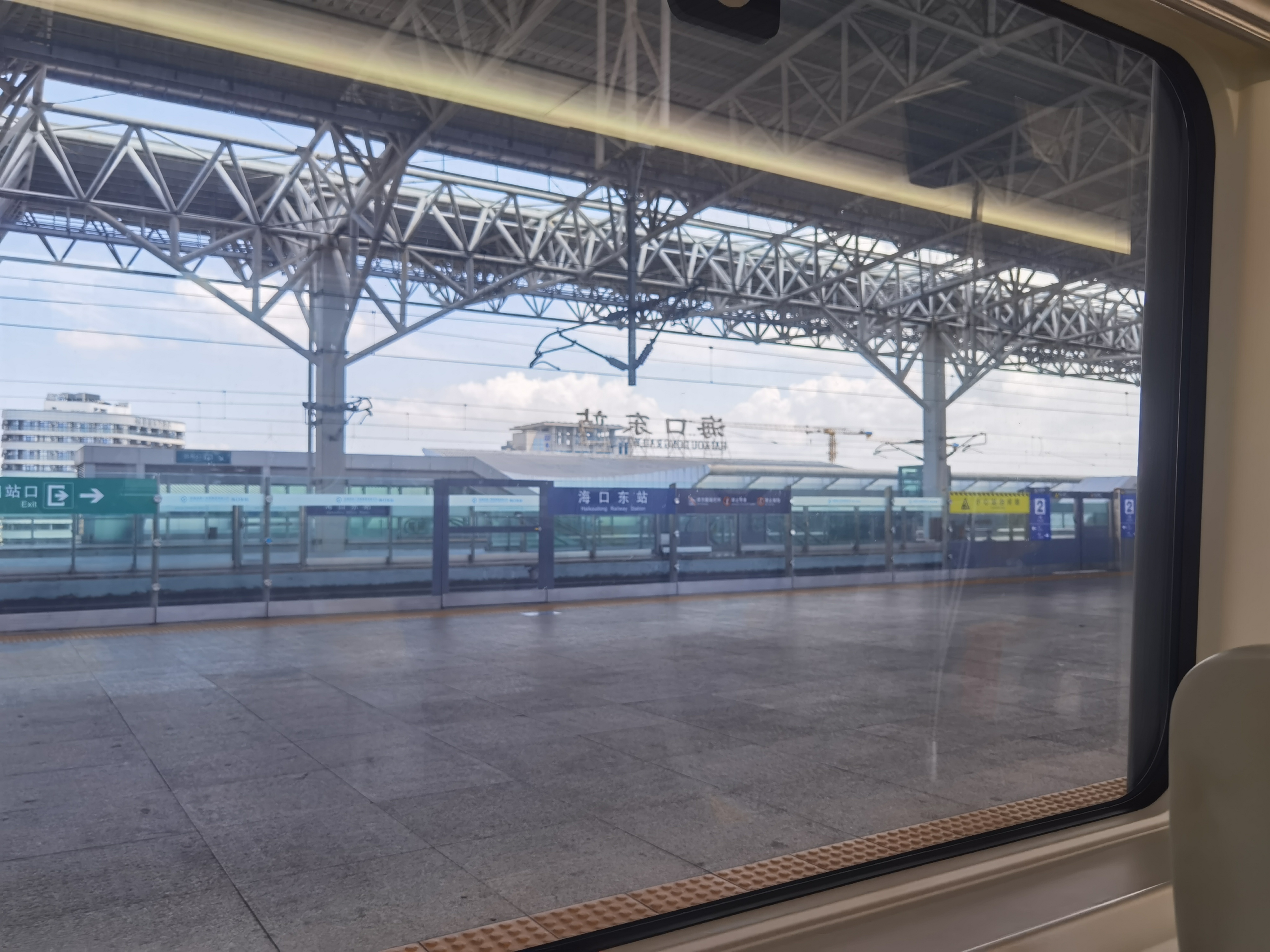 今天乘坐海口城际列车,窗外飞驰而过的风景仿佛在诉说着这座城市的