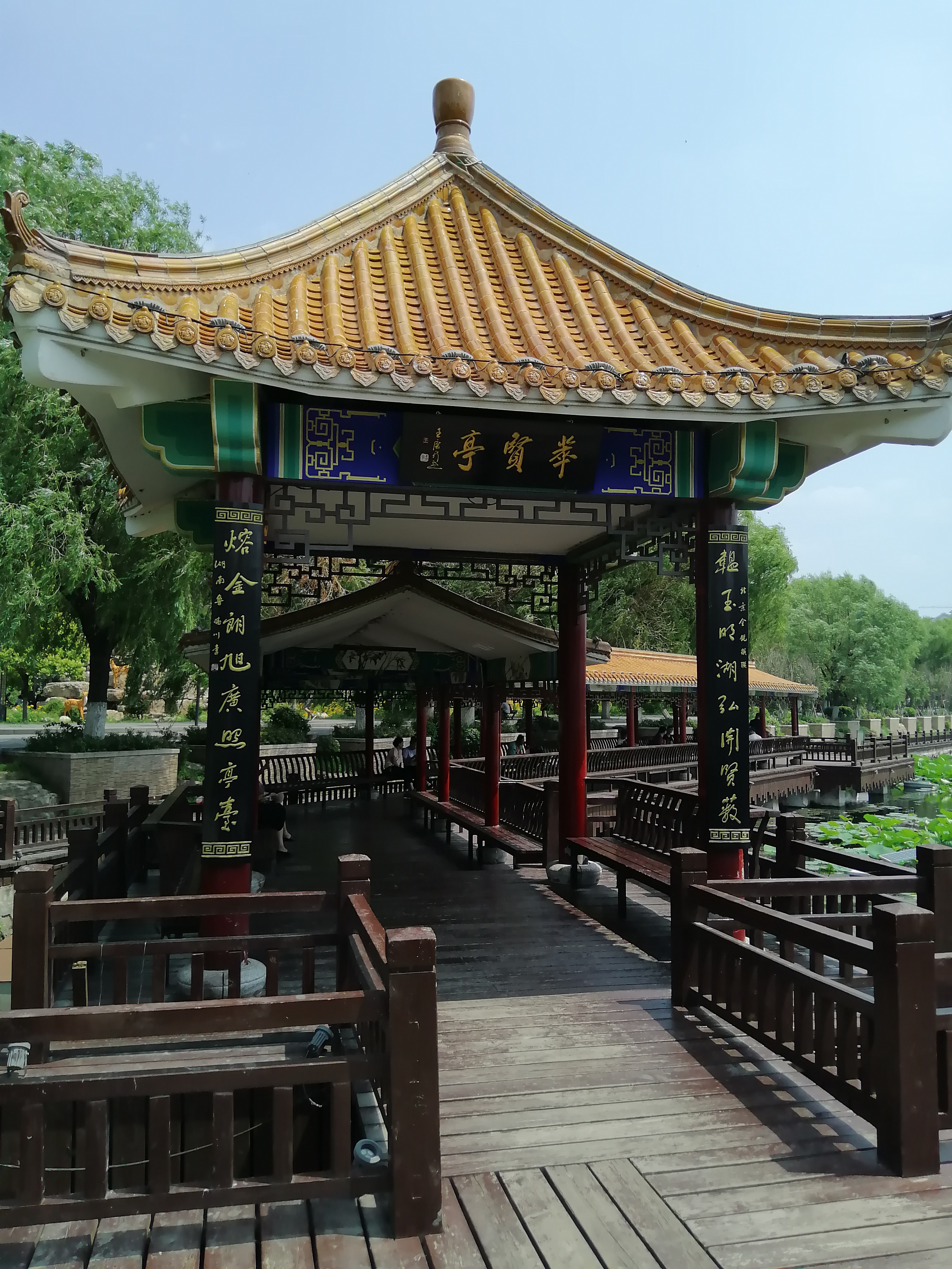南湖公园内,古韵悠悠的亭台楼阁错落有致,宛如穿越时光的低吟.