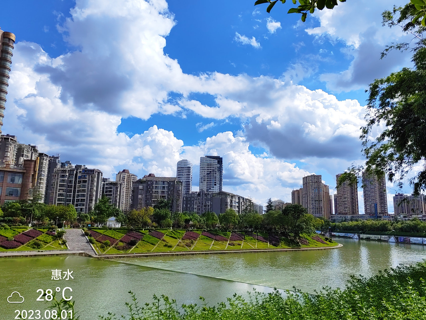 惠水县城涟江水质一般,两岸干净卫生整洁.