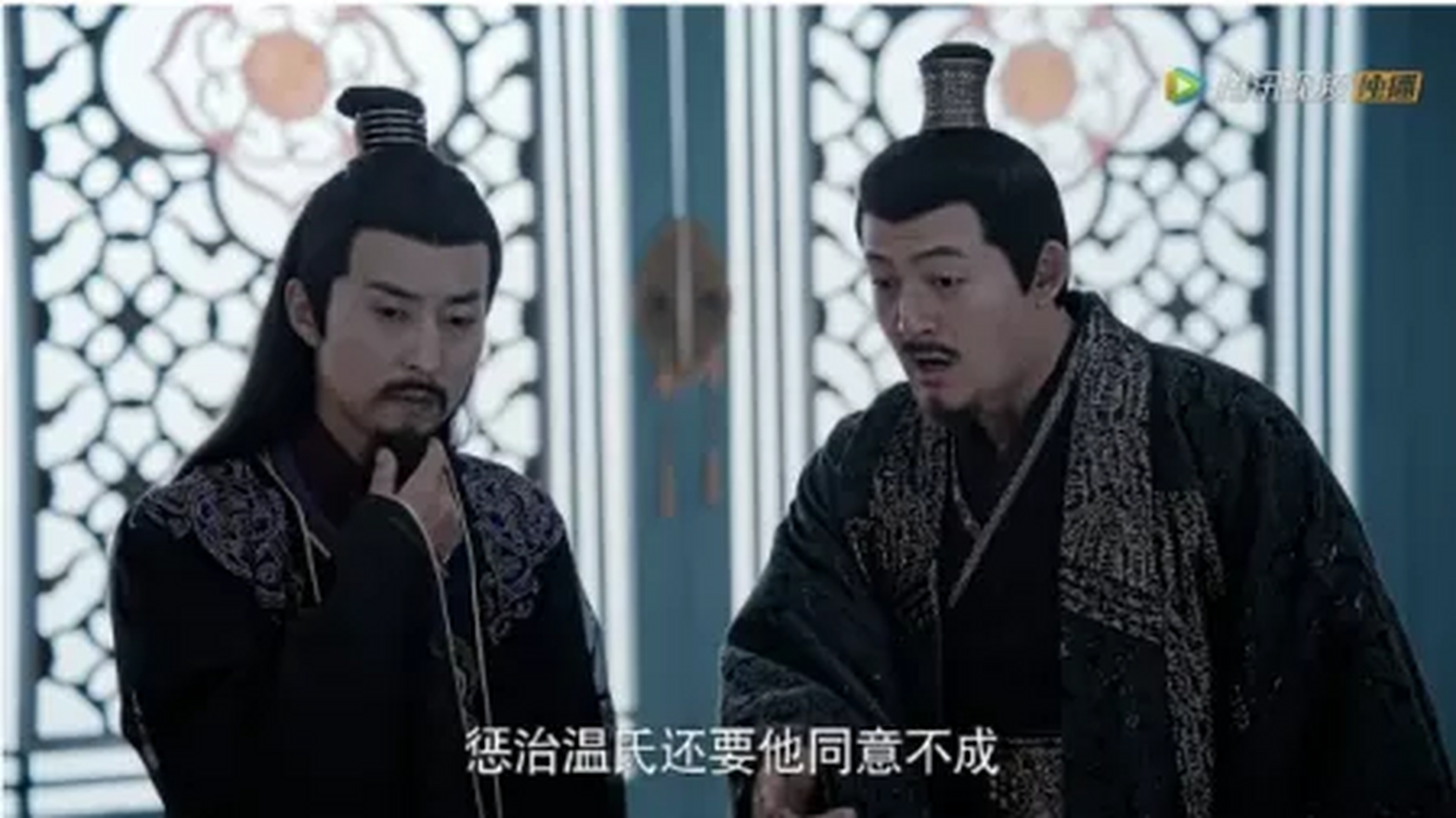 姚氏差不多,都是四大家族除外后较为表面突出的家族,欧阳宗主此刻坐在