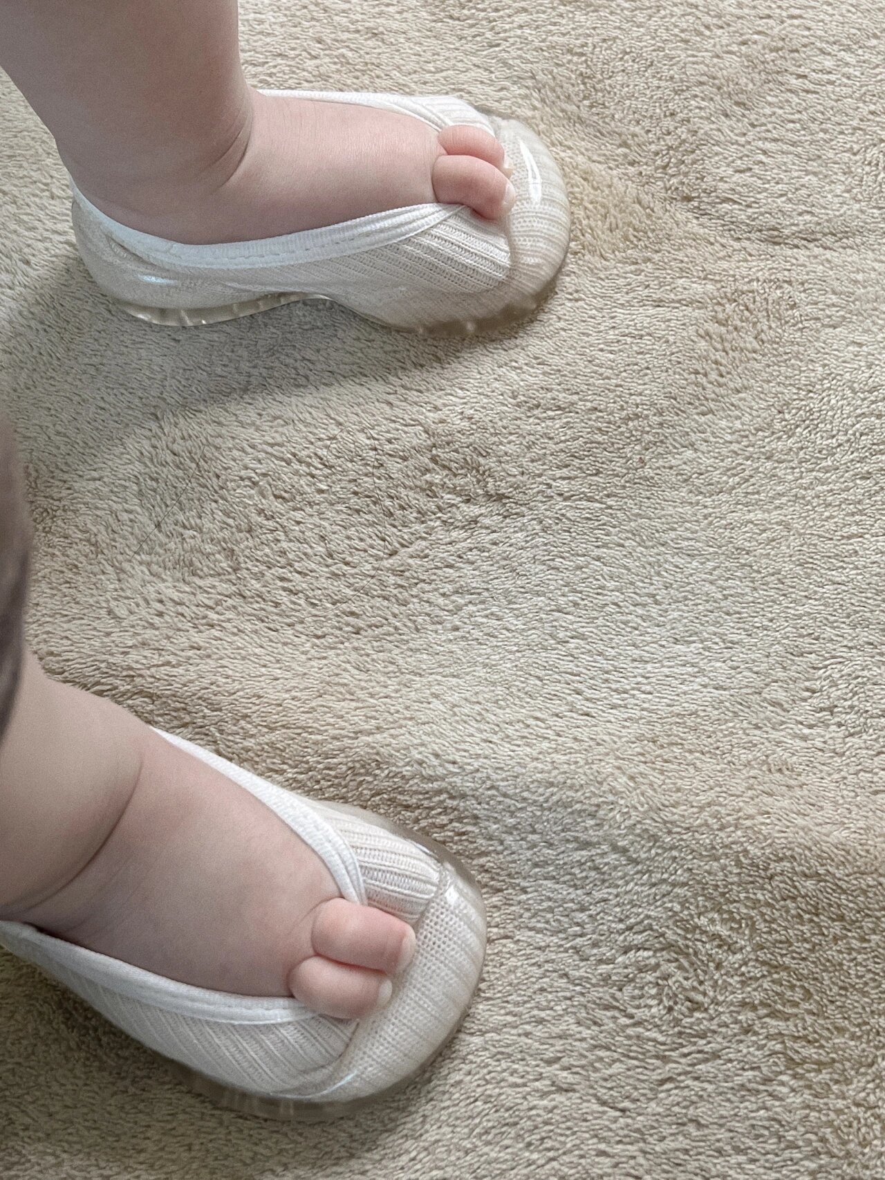 小小的脚丫肉嘟嘟的,每次看到这样的小脚丫,都忍不住想要去摸摸,捏捏