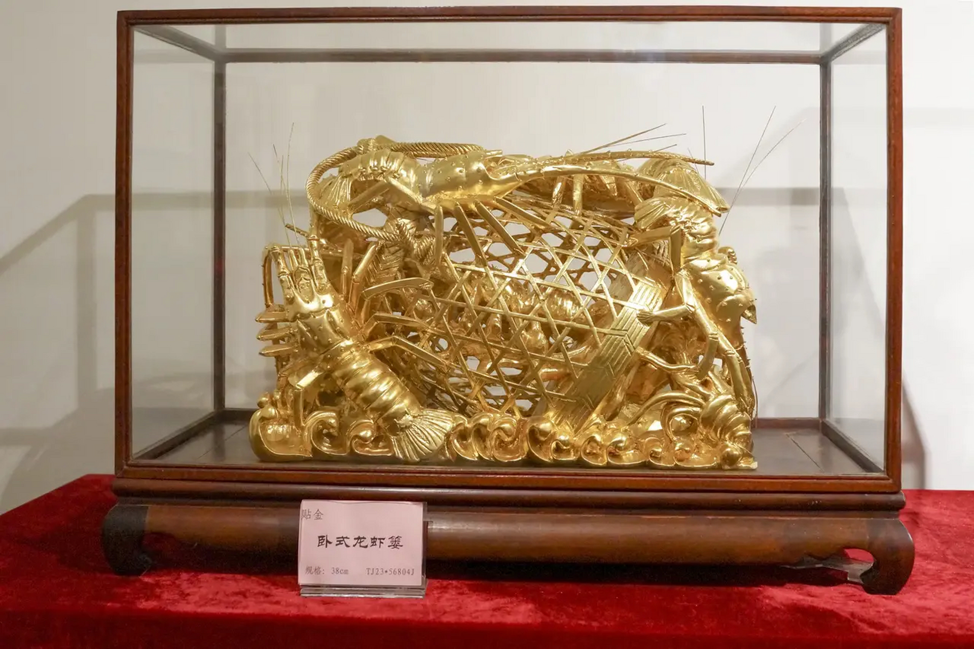 潮州木雕的代表作—龙虾蟹篓 中国木雕品种繁多,流派纷呈.