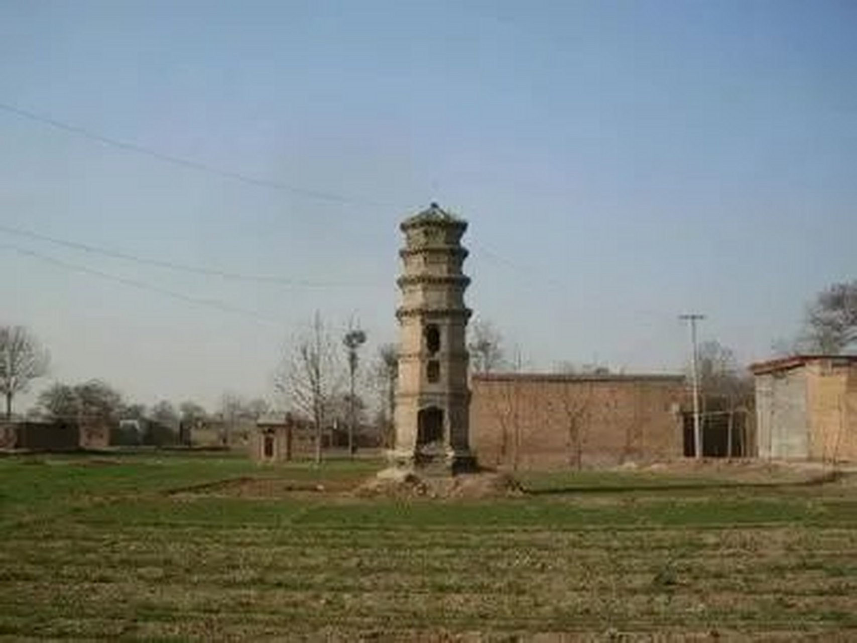 石佛寺座落于河北省承德市西南约30公里的滦平县付营子乡邢家沟门的