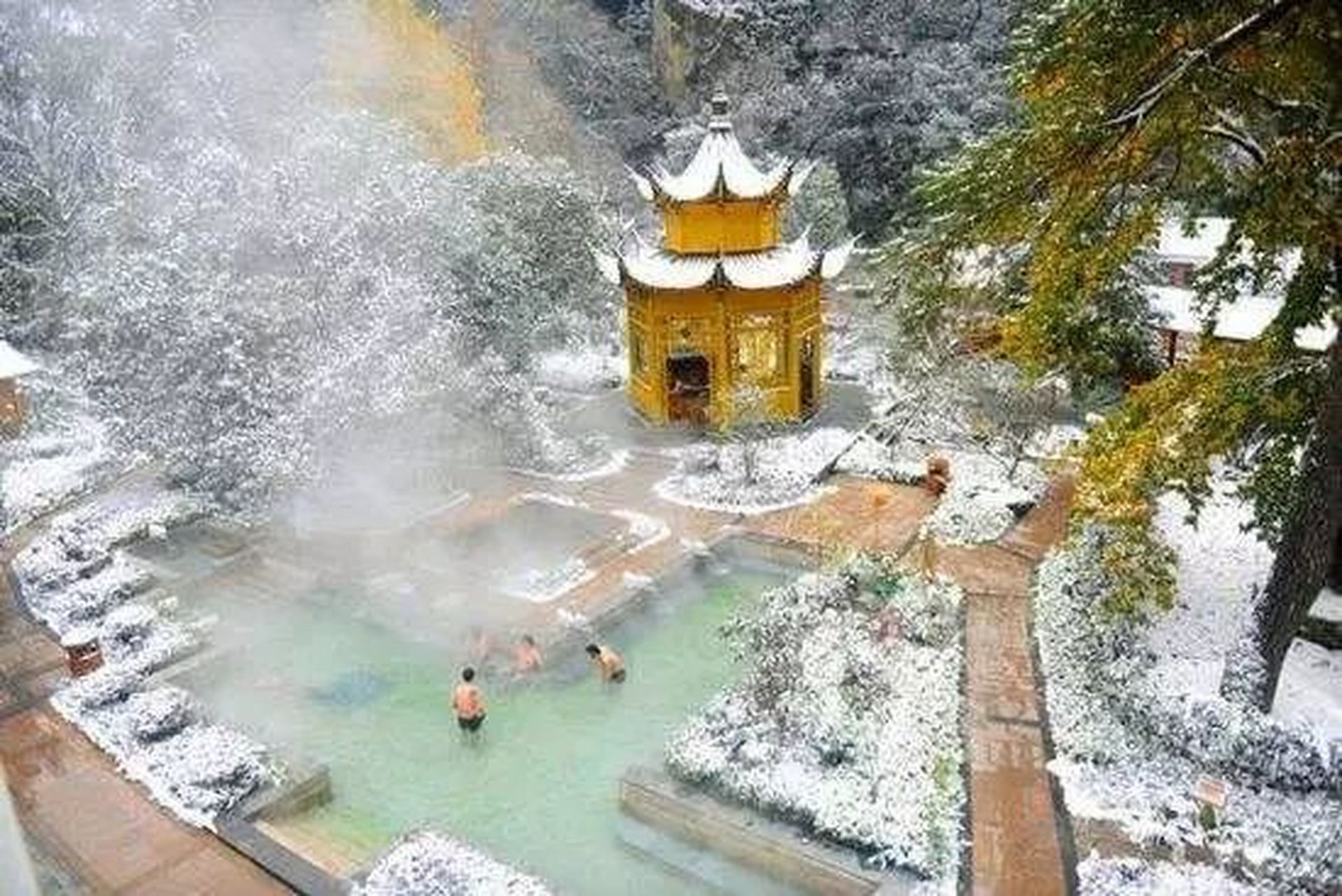 安徽黄山风景区温泉 黄山温泉的"雪景"堪称一绝,素有"飘雪温泉"的美誉