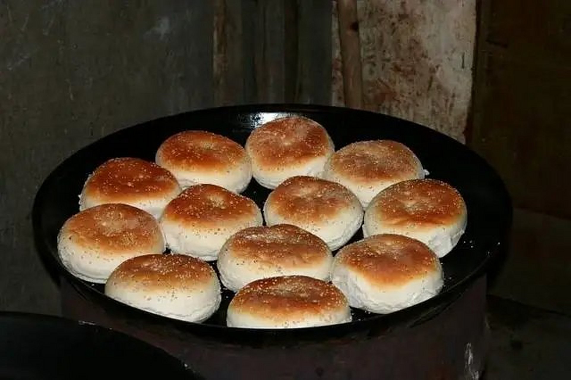 在堆上正在燃烧的柴火,烧上一段时间,从灰里刨出来,这就是火烧粑