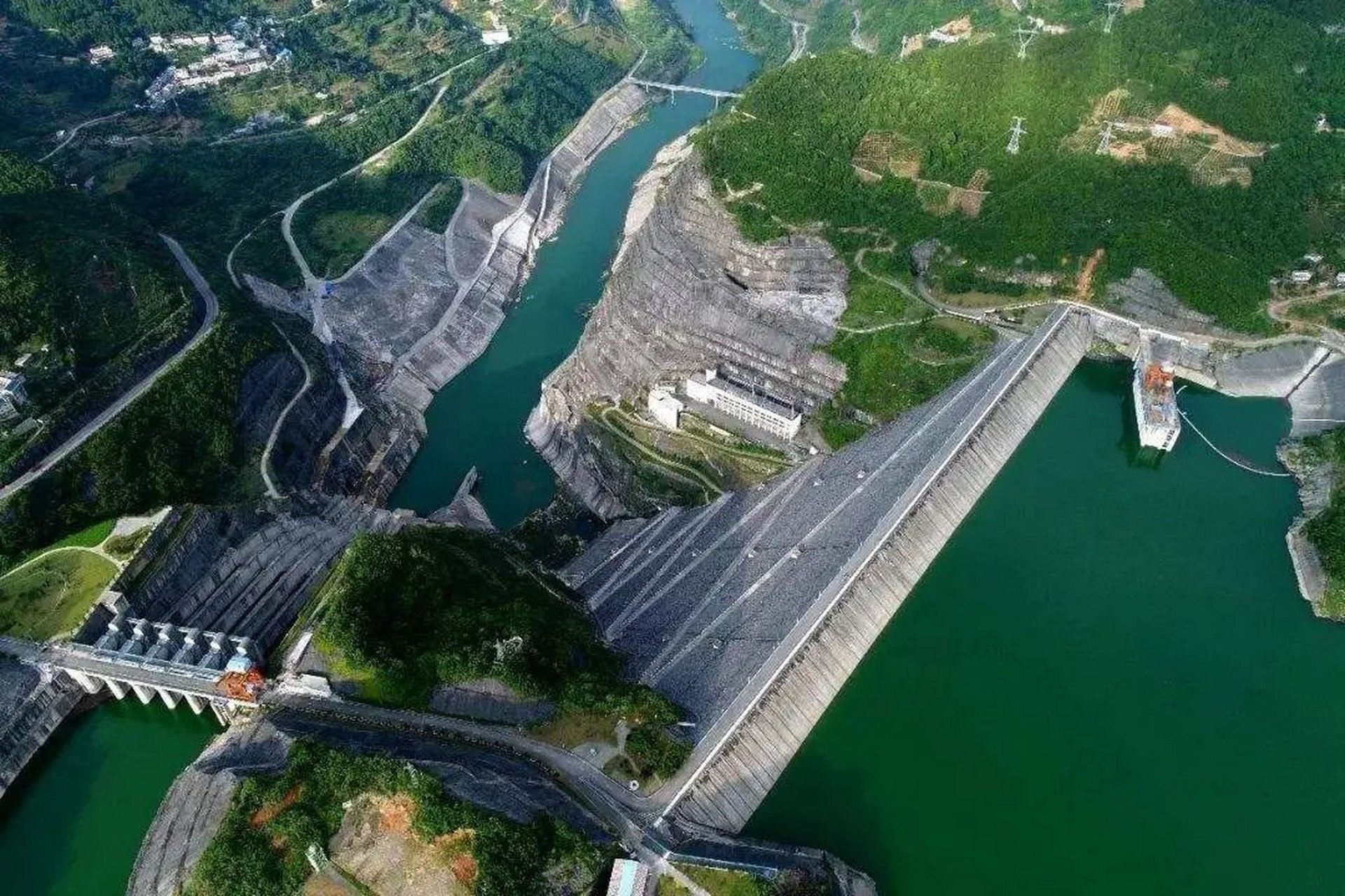 水布垭大坝全长660米,最大坝高233米.