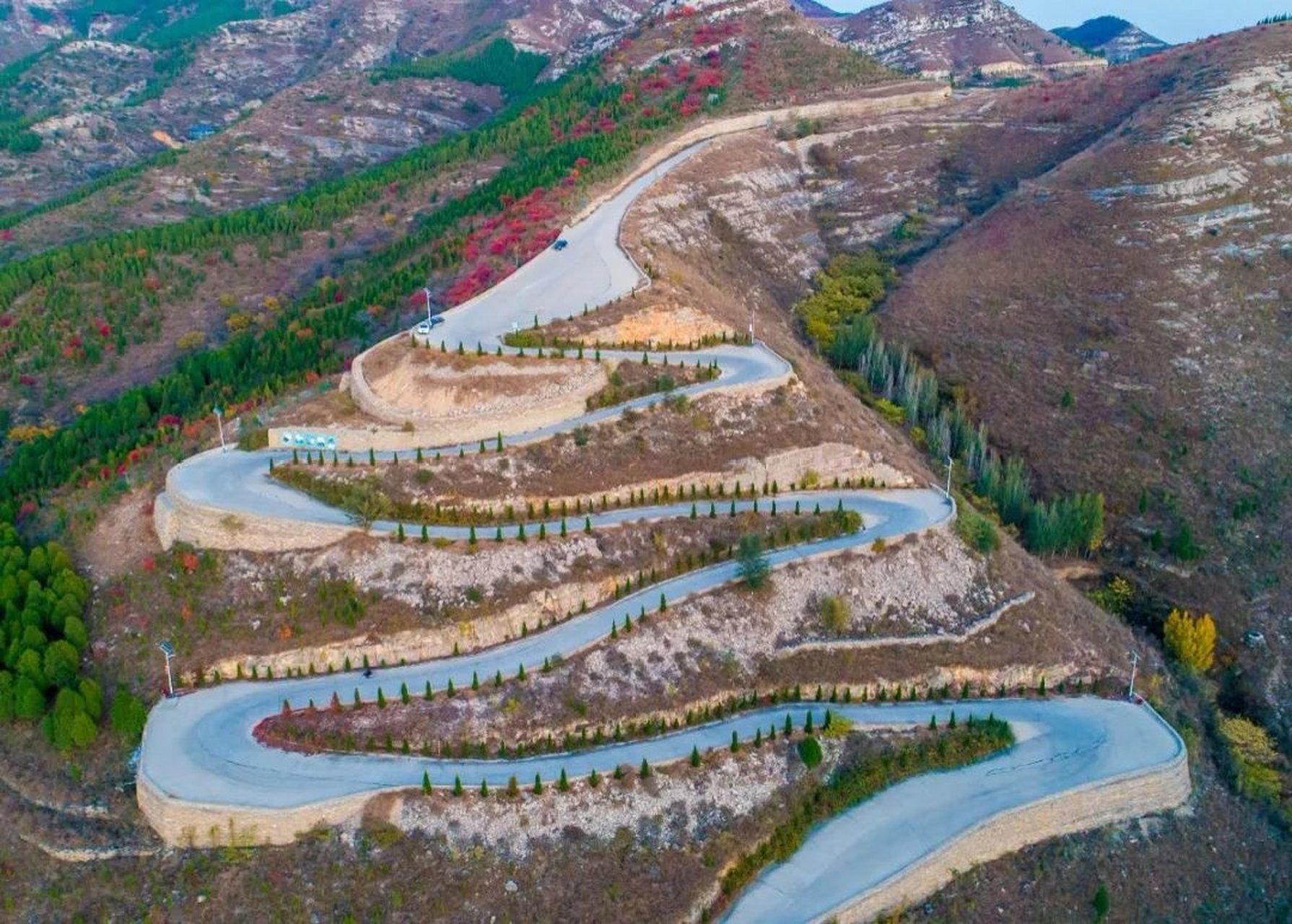 7公里之字形盘山公路,坡度较大,陡而弯,其转弯处,较为宽阔,有利于车辆