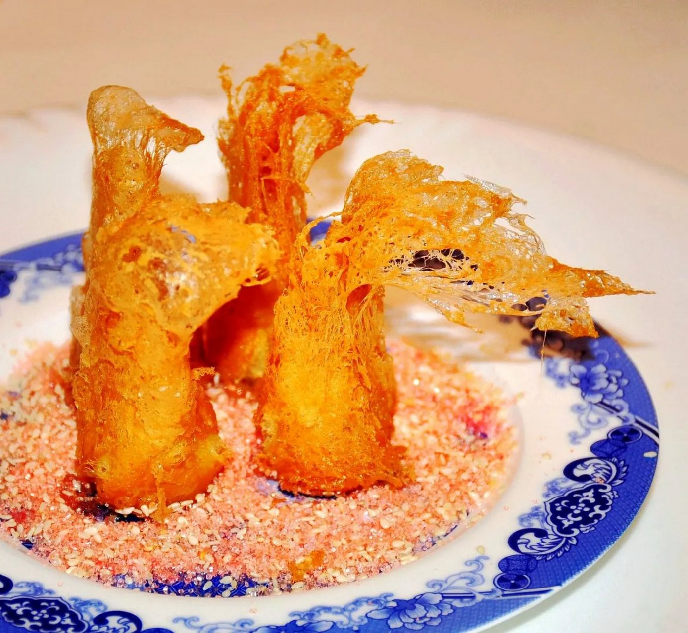 在四川的珍馐美味中,有一种漂亮的点心叫凤尾酥.