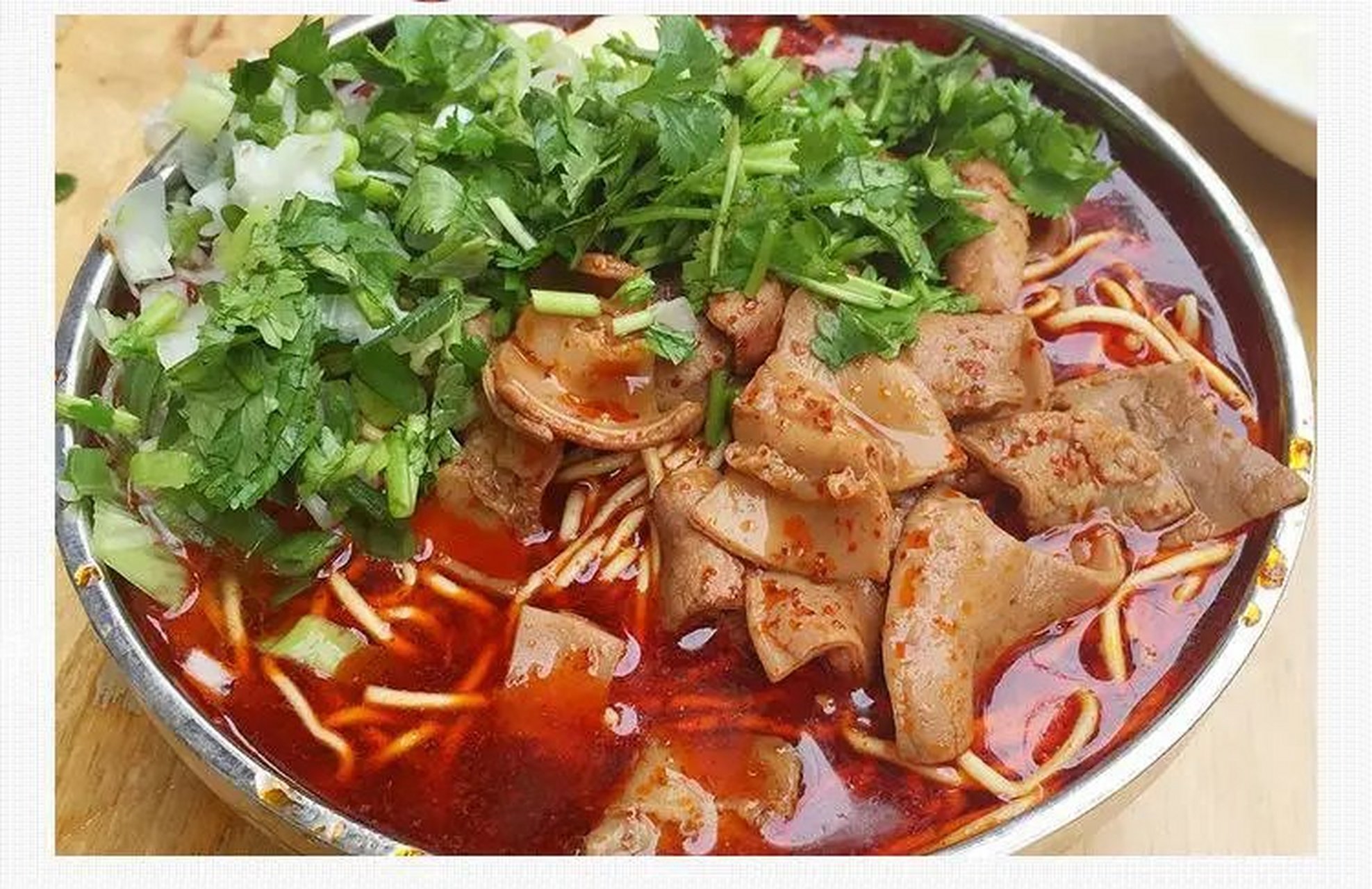 襄樊豆腐面,也叫窝子面和牛油面,主要有豆腐面和牛肉面,牛杂面.