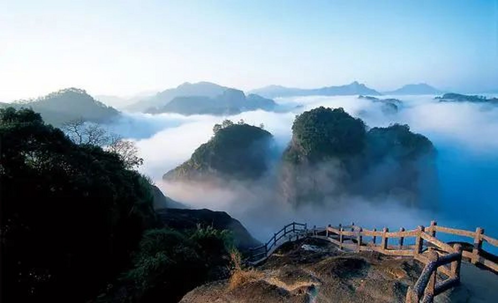 武夷山,武夷山位于江西与福建西北部两省交界处,武夷山脉北段东南麓总