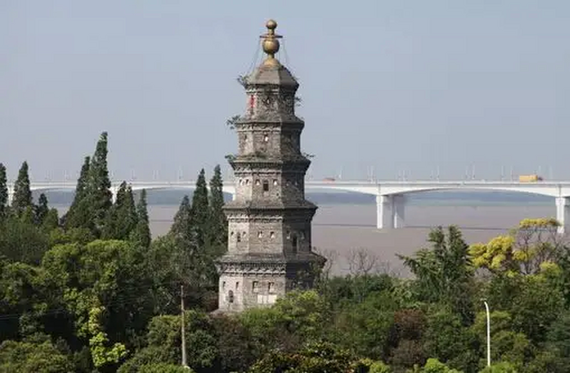 万寿宝塔,坐落在荆州沙市区西南荆江大堤象鼻矶上,为湖北省重点文物