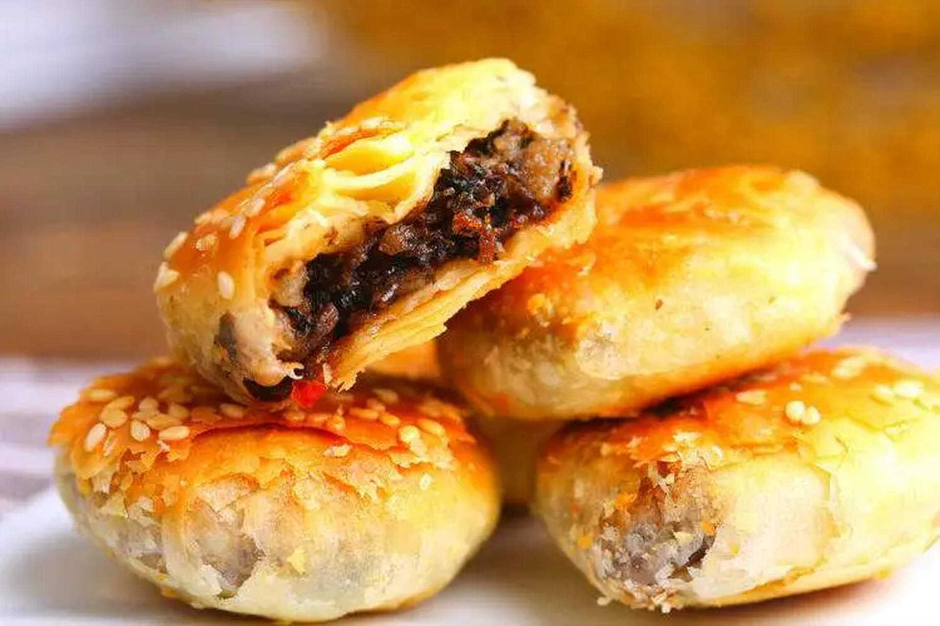 黄山烧饼:安徽黄山一带的特色点心,也叫皇印烧饼,色泽金黄,酥脆爽口