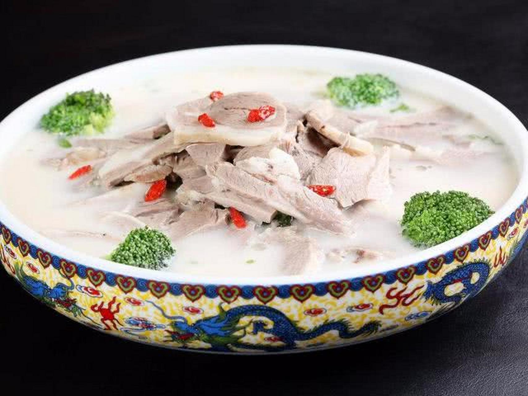 嗨吃一夏#烩羊肉是河南的特色名吃,在登封盛行,现在已经在河南地悄谮